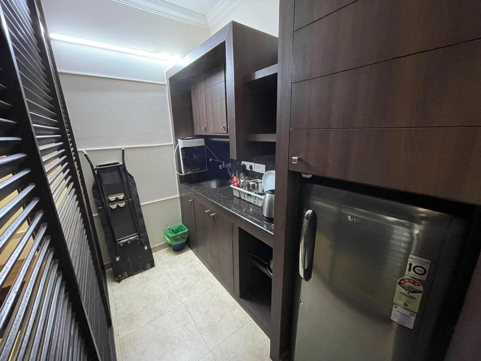 Studio Apartment with Pool View - Photo 11