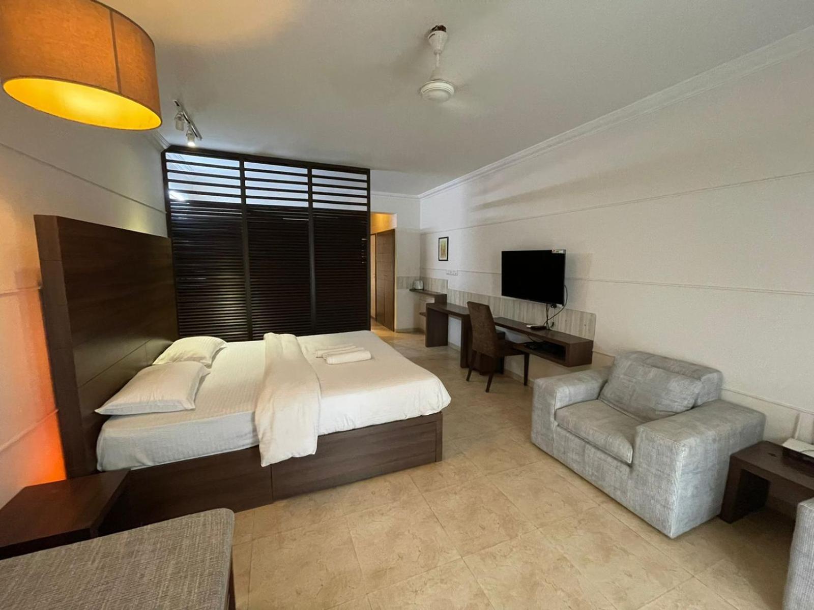 Studio Apartment with Pool View - Photo 5