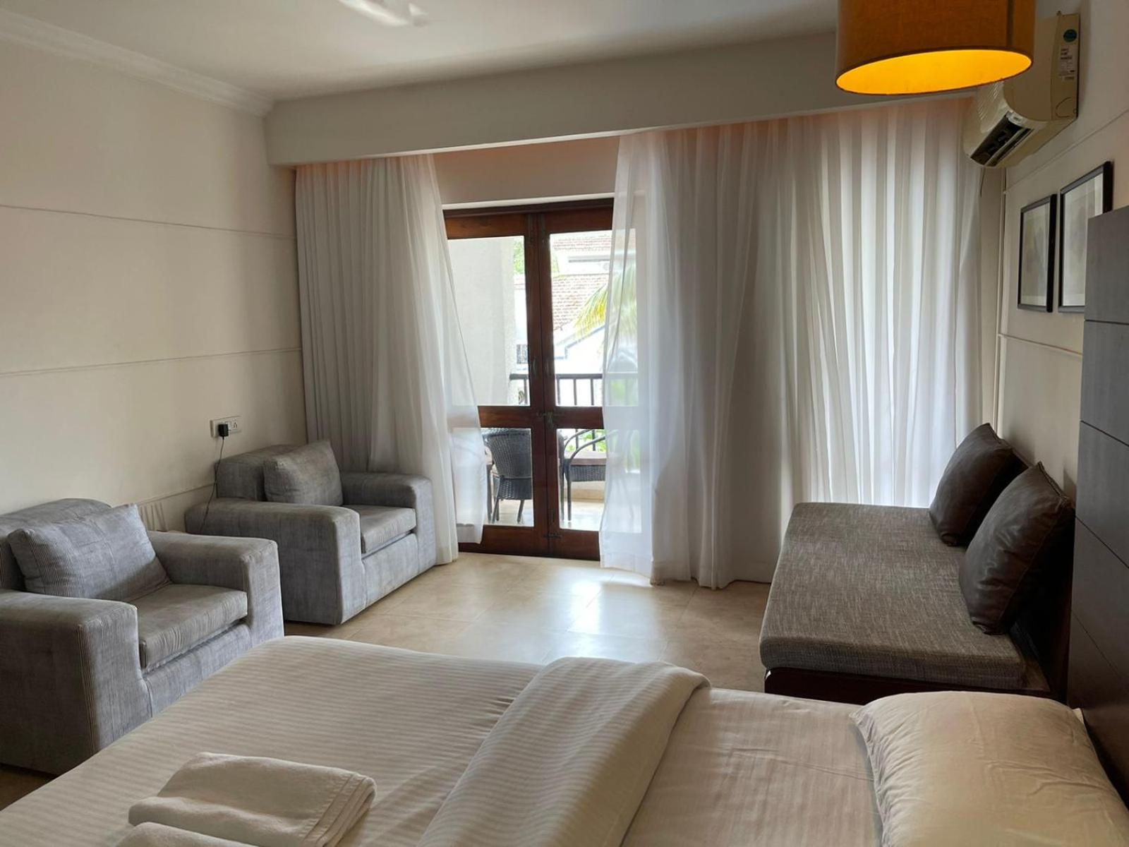 Studio Apartment with Pool View - Photo 7
