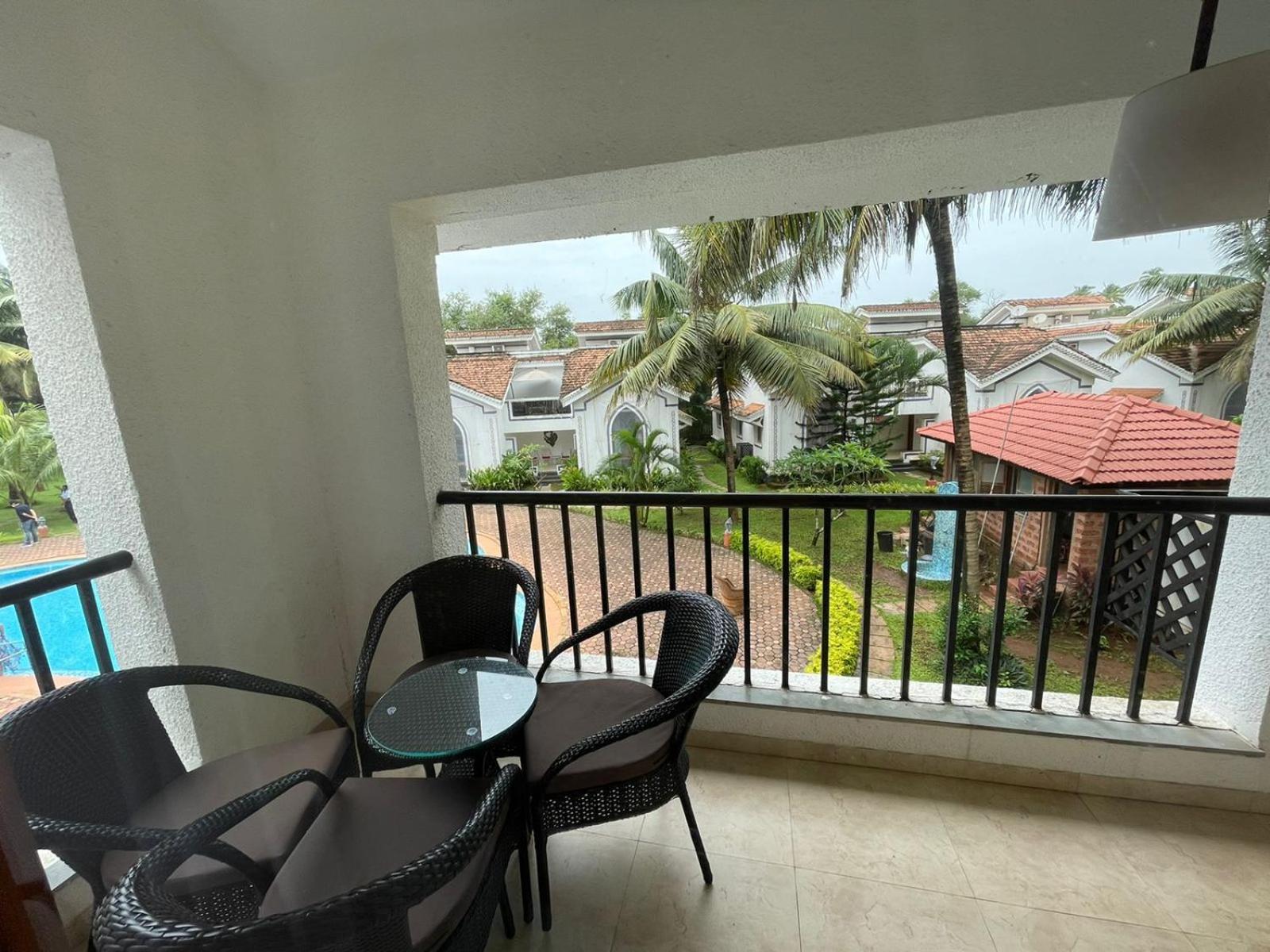 Studio Apartment with Pool View - Photo 8