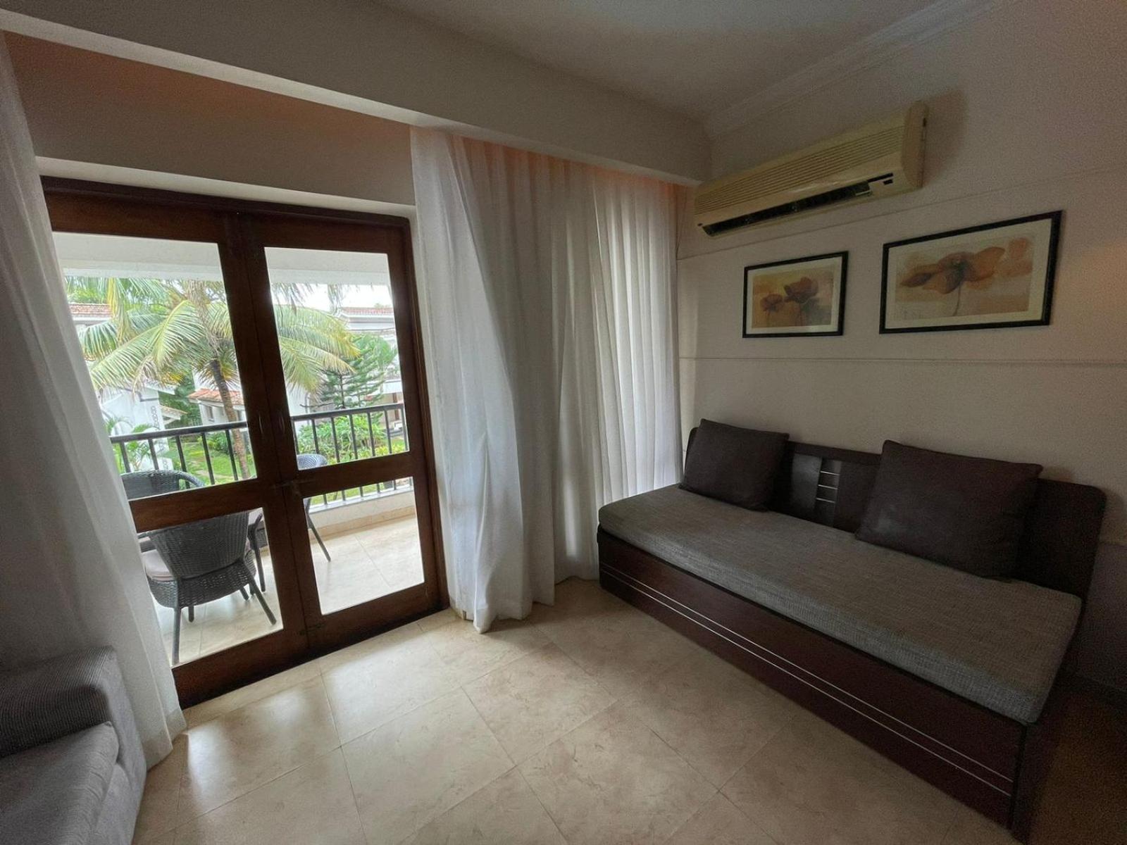 Studio Apartment with Pool View - Photo 4