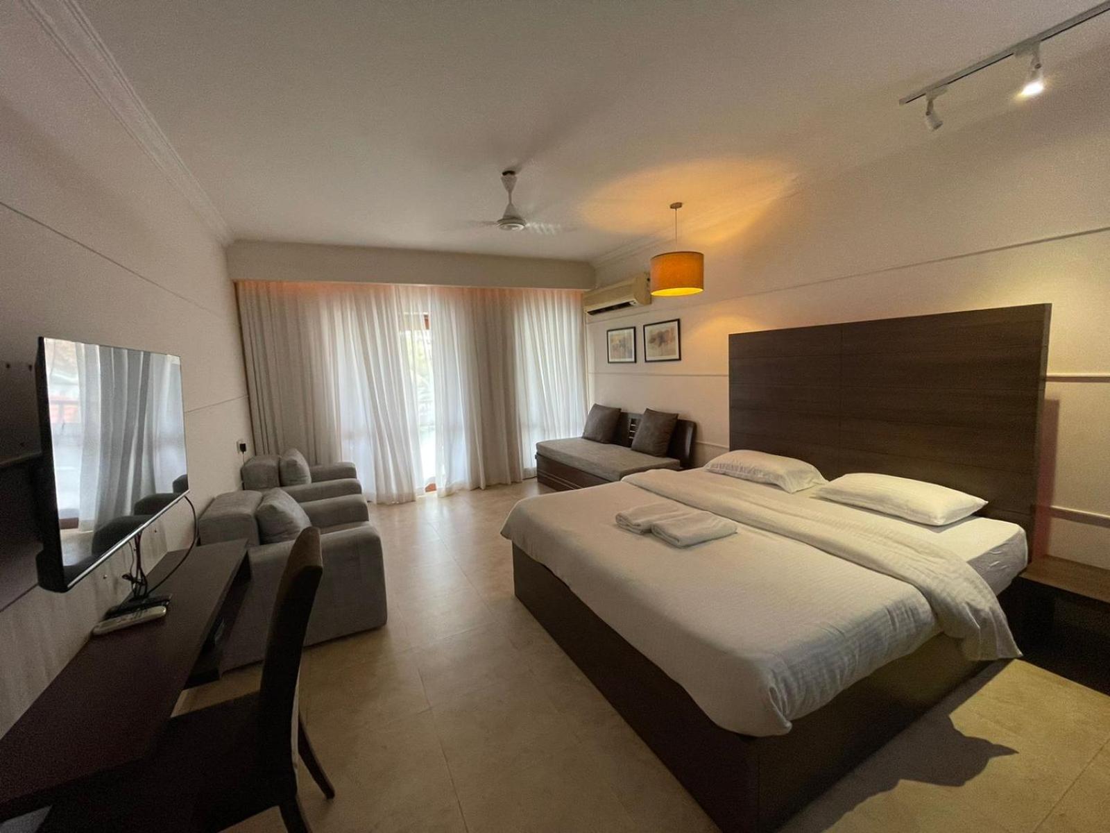 Studio Apartment with Pool View - Photo 1