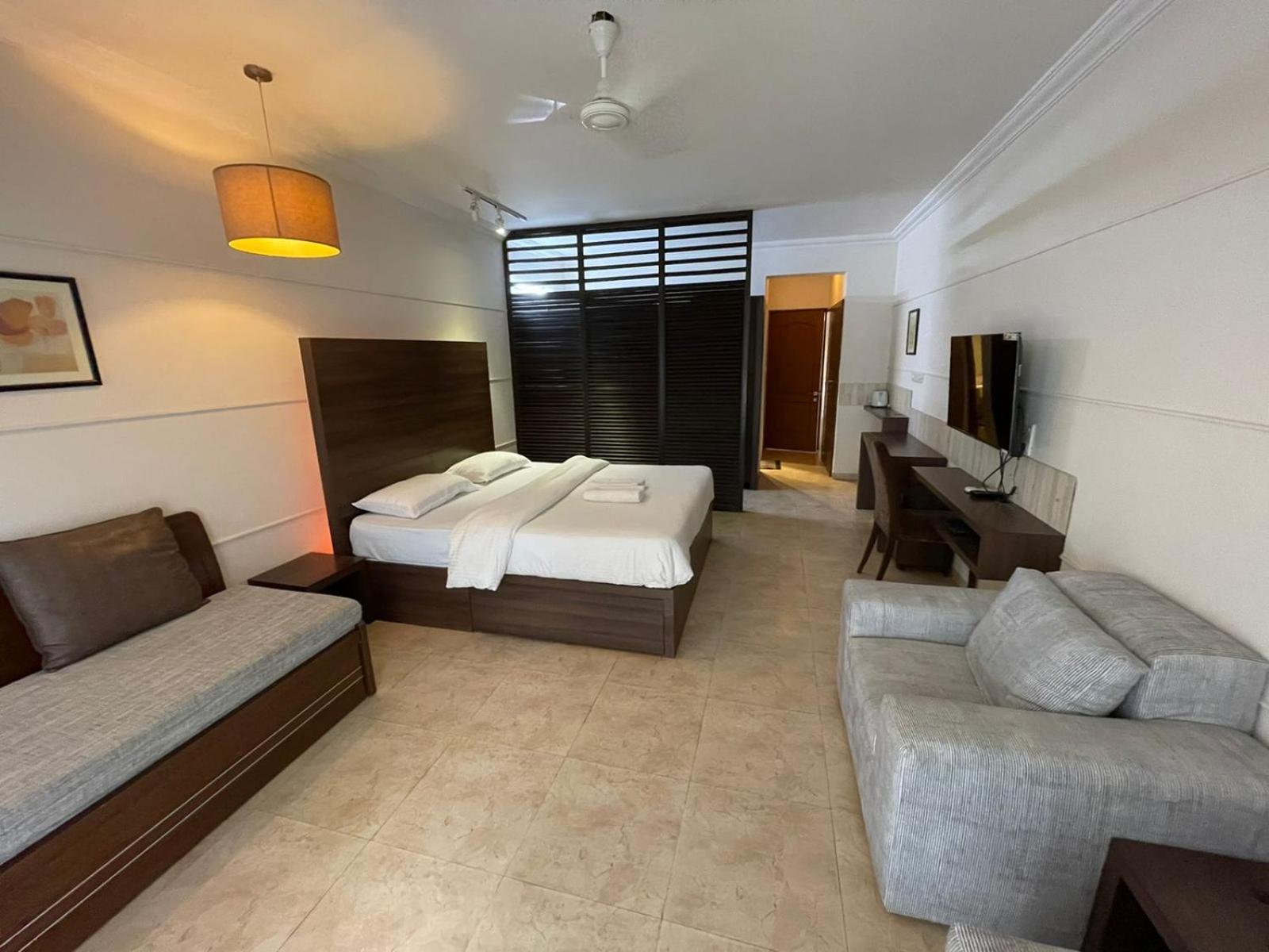 Studio Apartment with Pool View - Photo 6