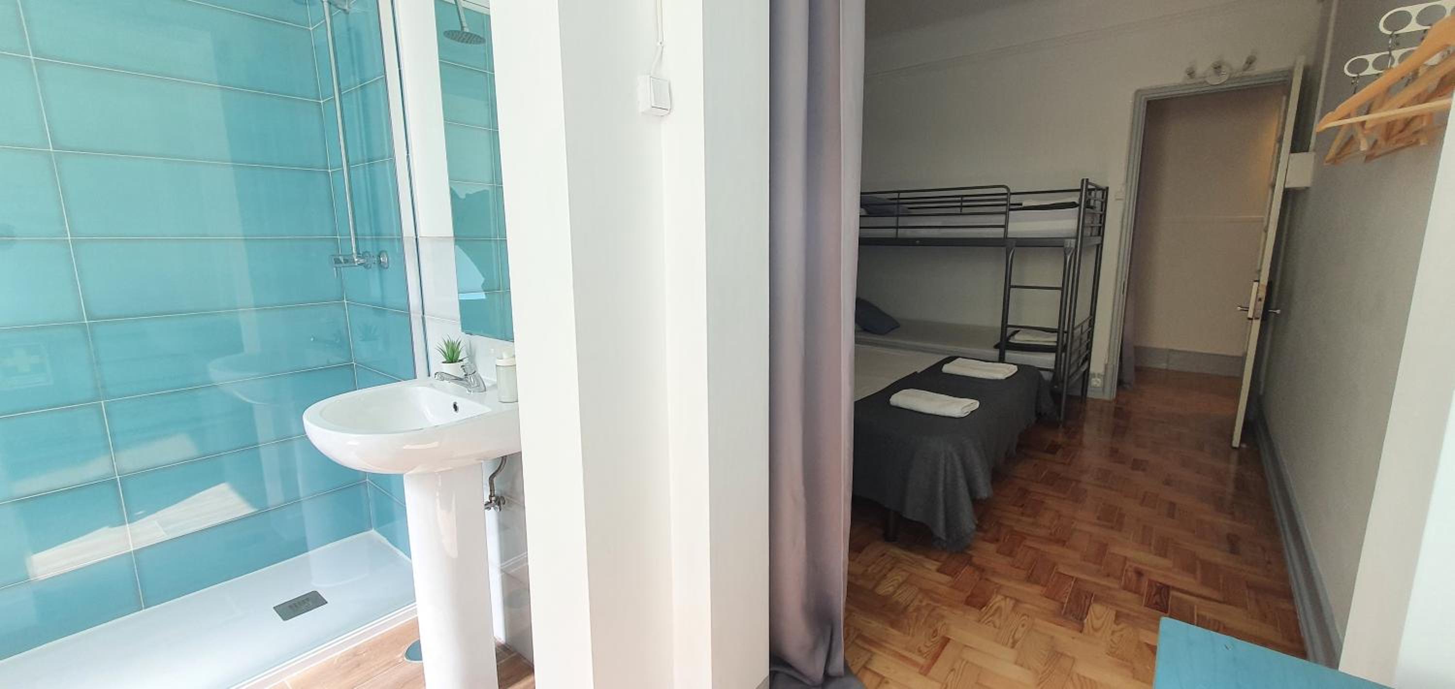 Quadruple Room with Private Bathroom photo 3