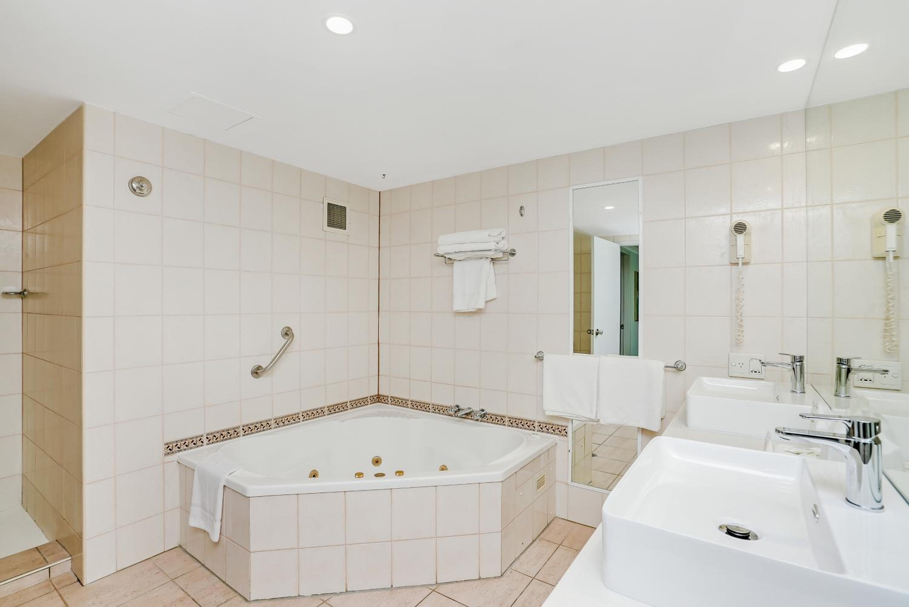 Suite with Spa Bath - Photo 3