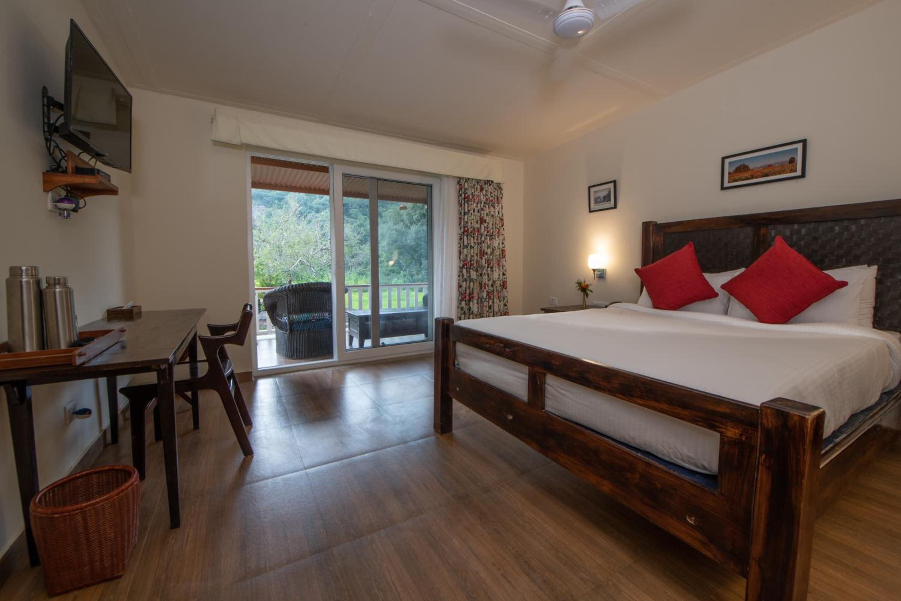 Cottage with Balcony - Photo 4