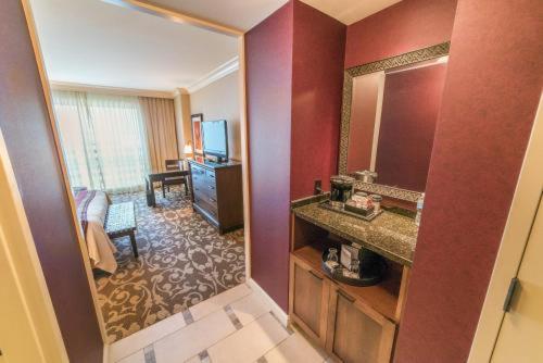 Deluxe Room 1 King Bed