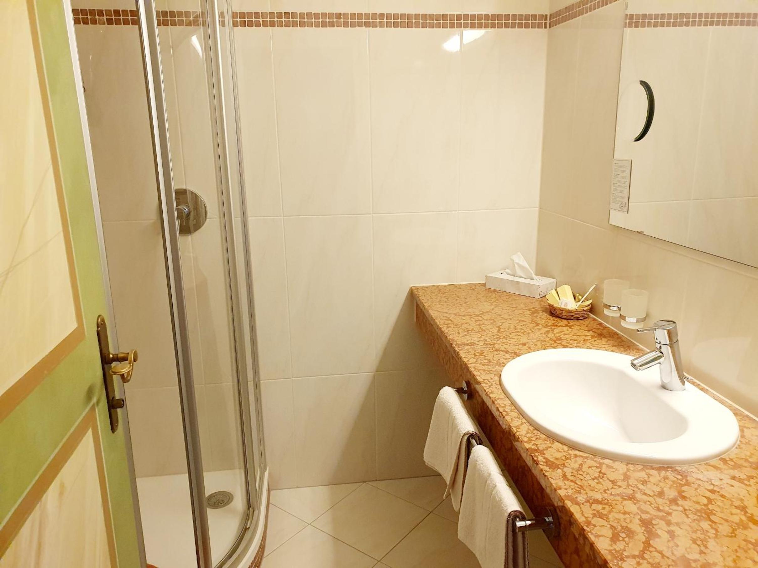 Standard Double Room - Photo 5