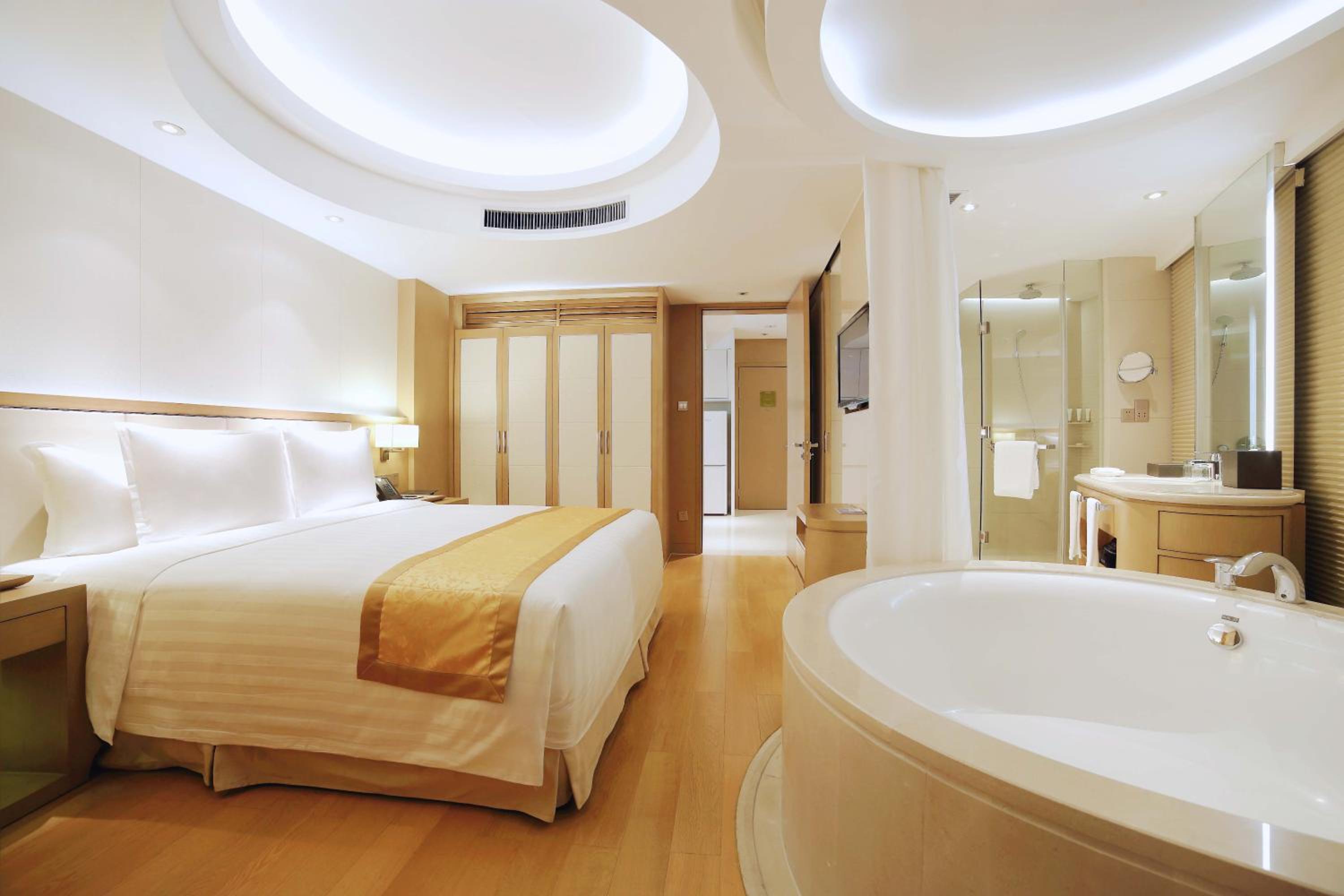 One-Bedroom Suite(Reserve at least one week in advance to enjoy two complimentary daily laundry services and a discount voucher for Madr 99 restaurant) photo 2