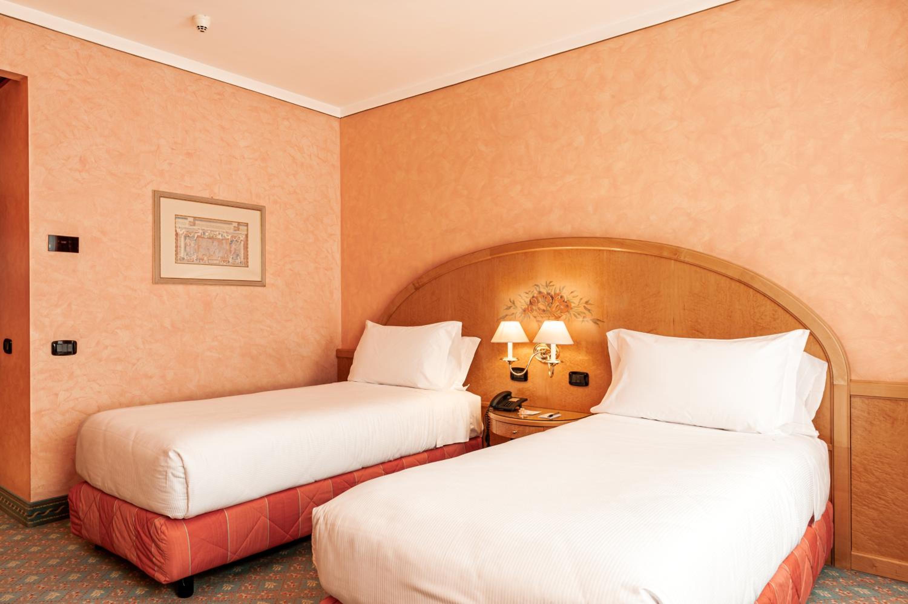 Standard Twin Room - Photo 4