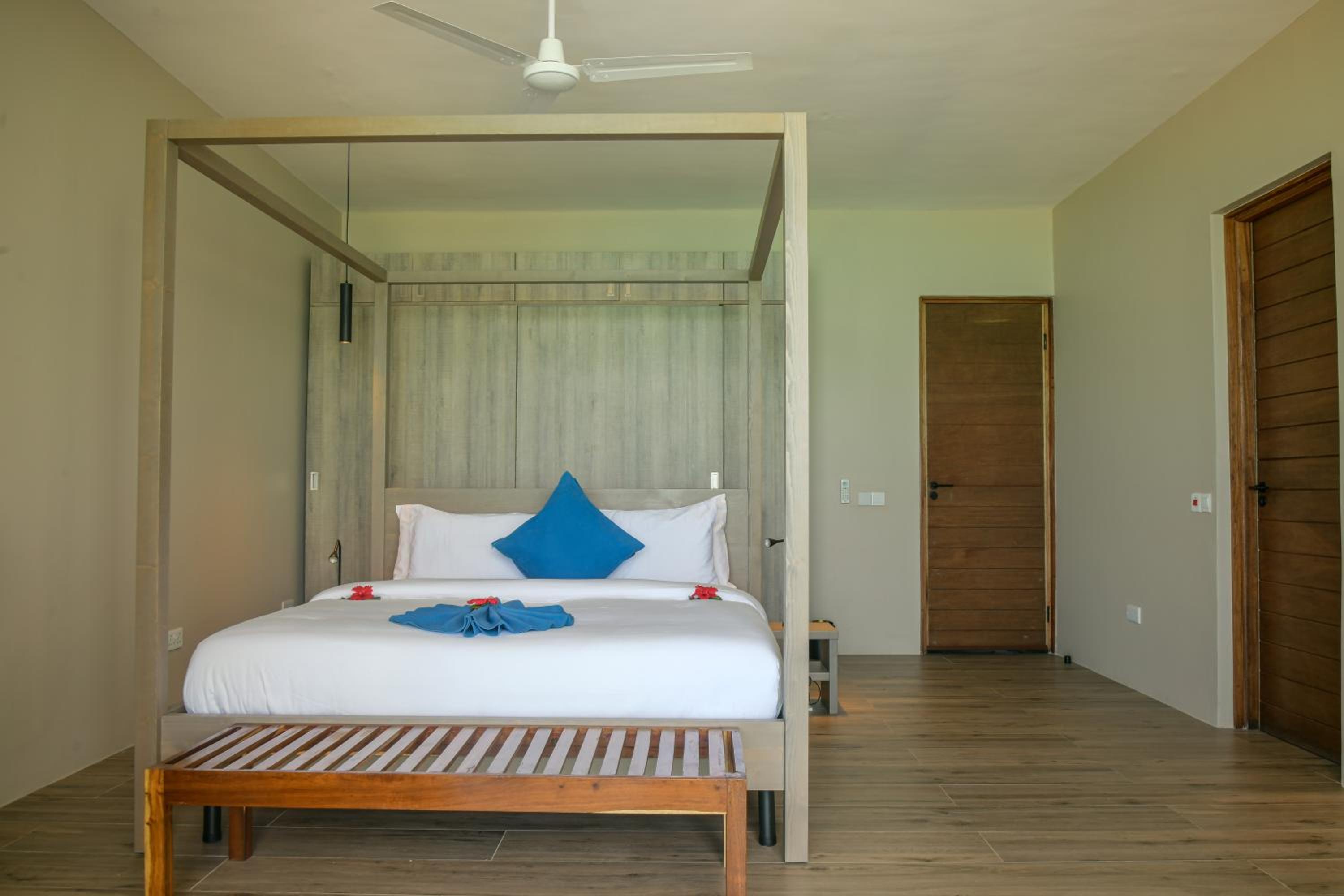 Deluxe Double Room with Balcony and Sea View - Photo 18