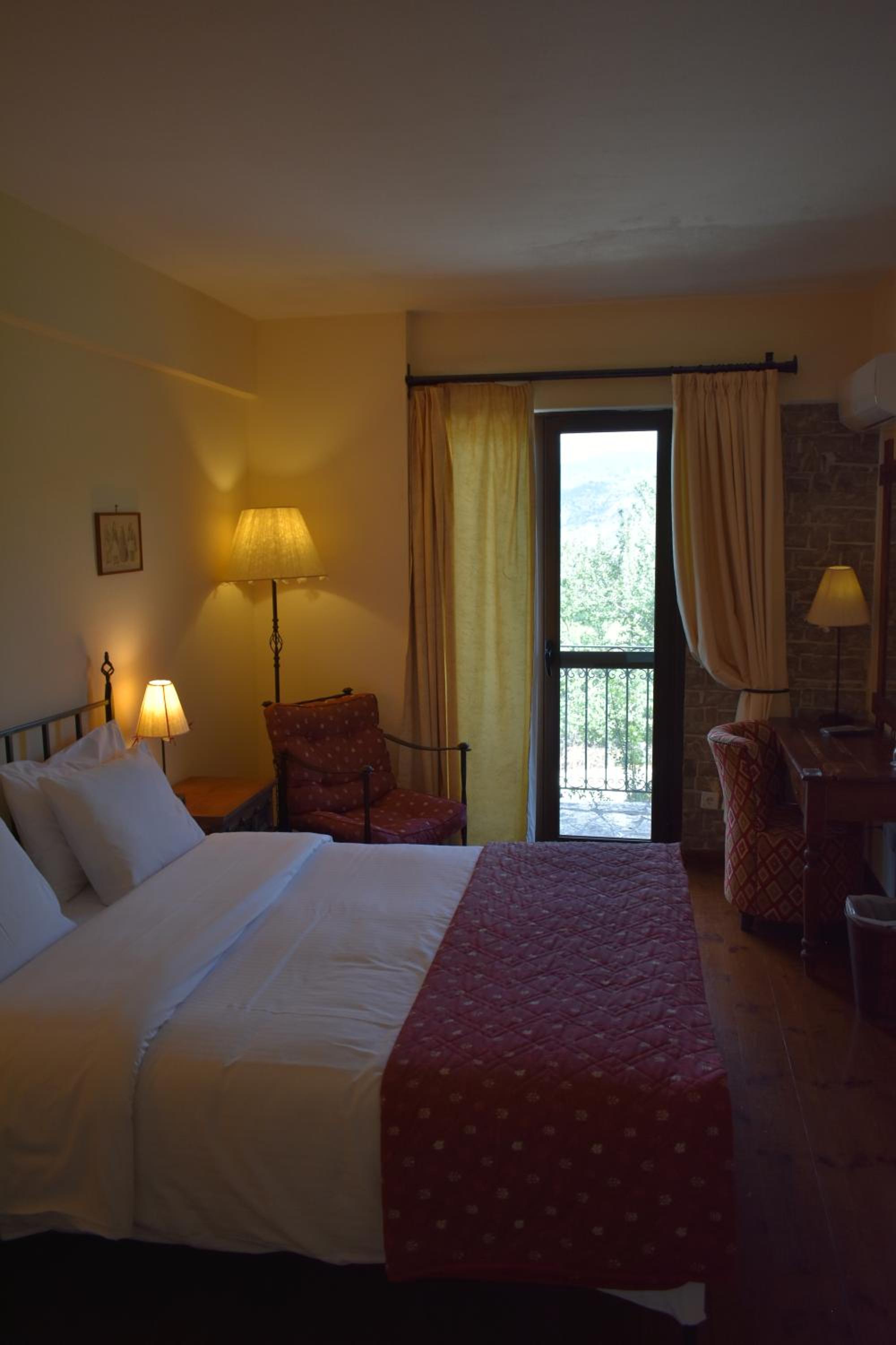 Double / Twin Room with Mountain View - Photo 1