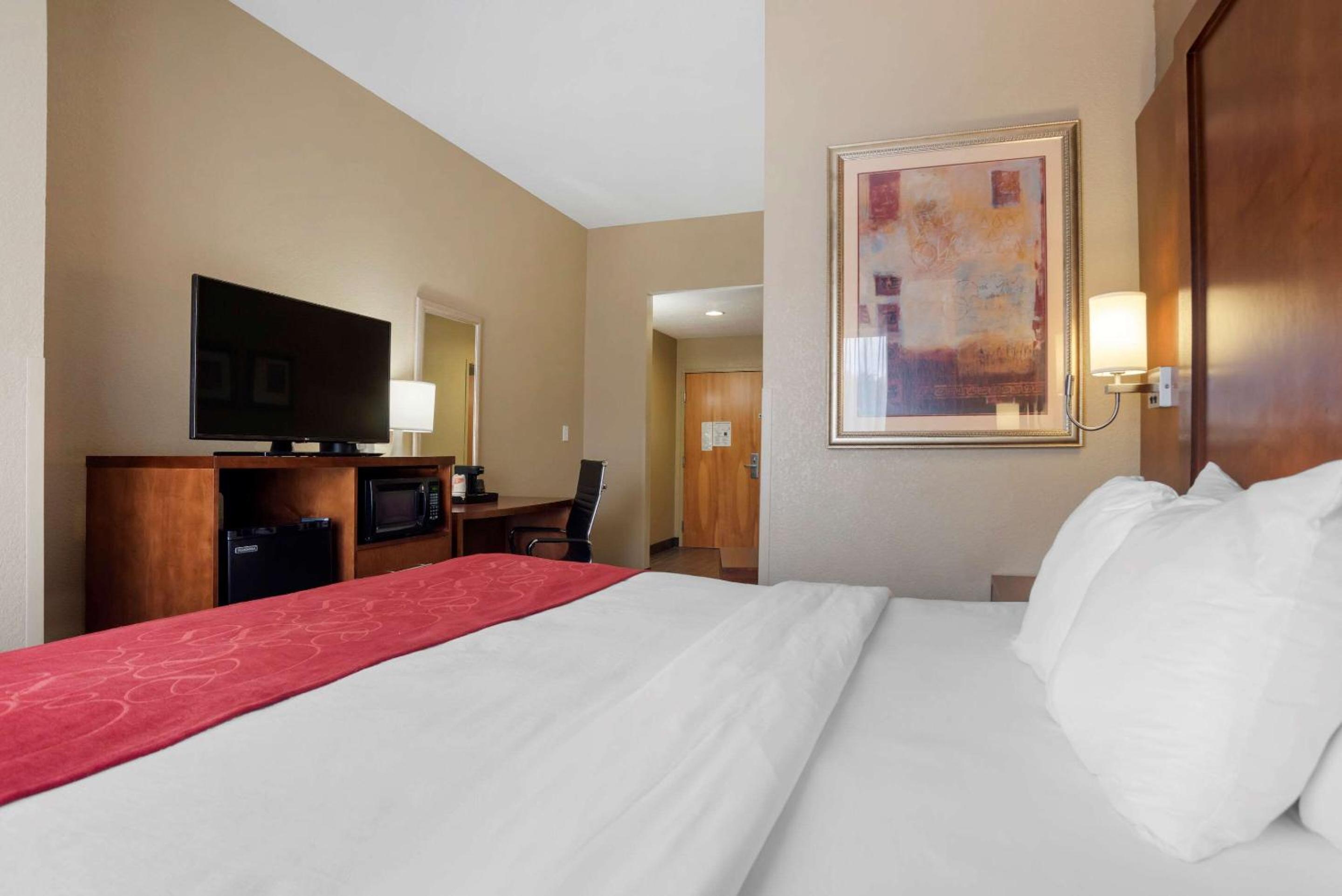 King Suite - Non-Smoking - Photo 2