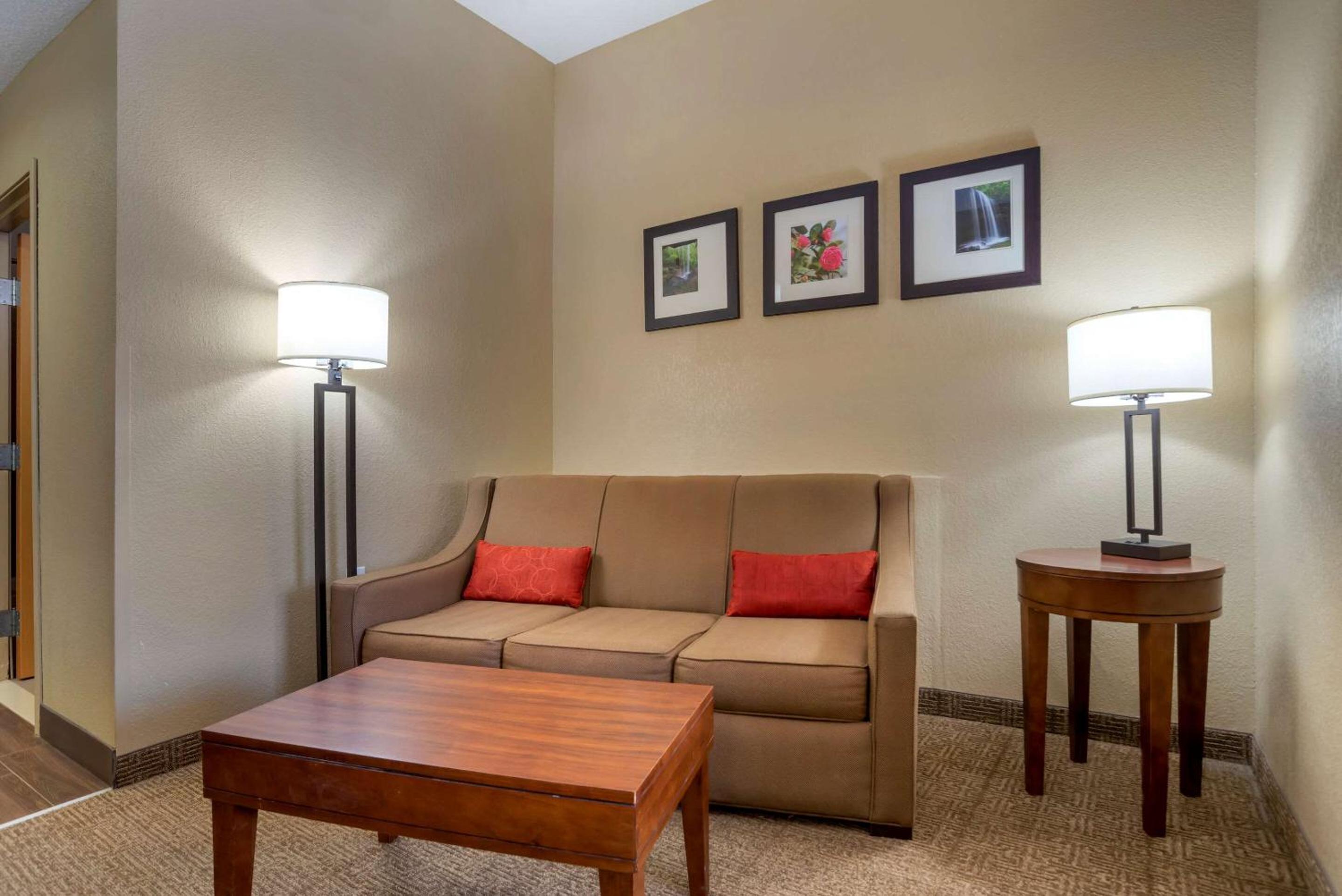 King Suite - Non-Smoking - Photo 3
