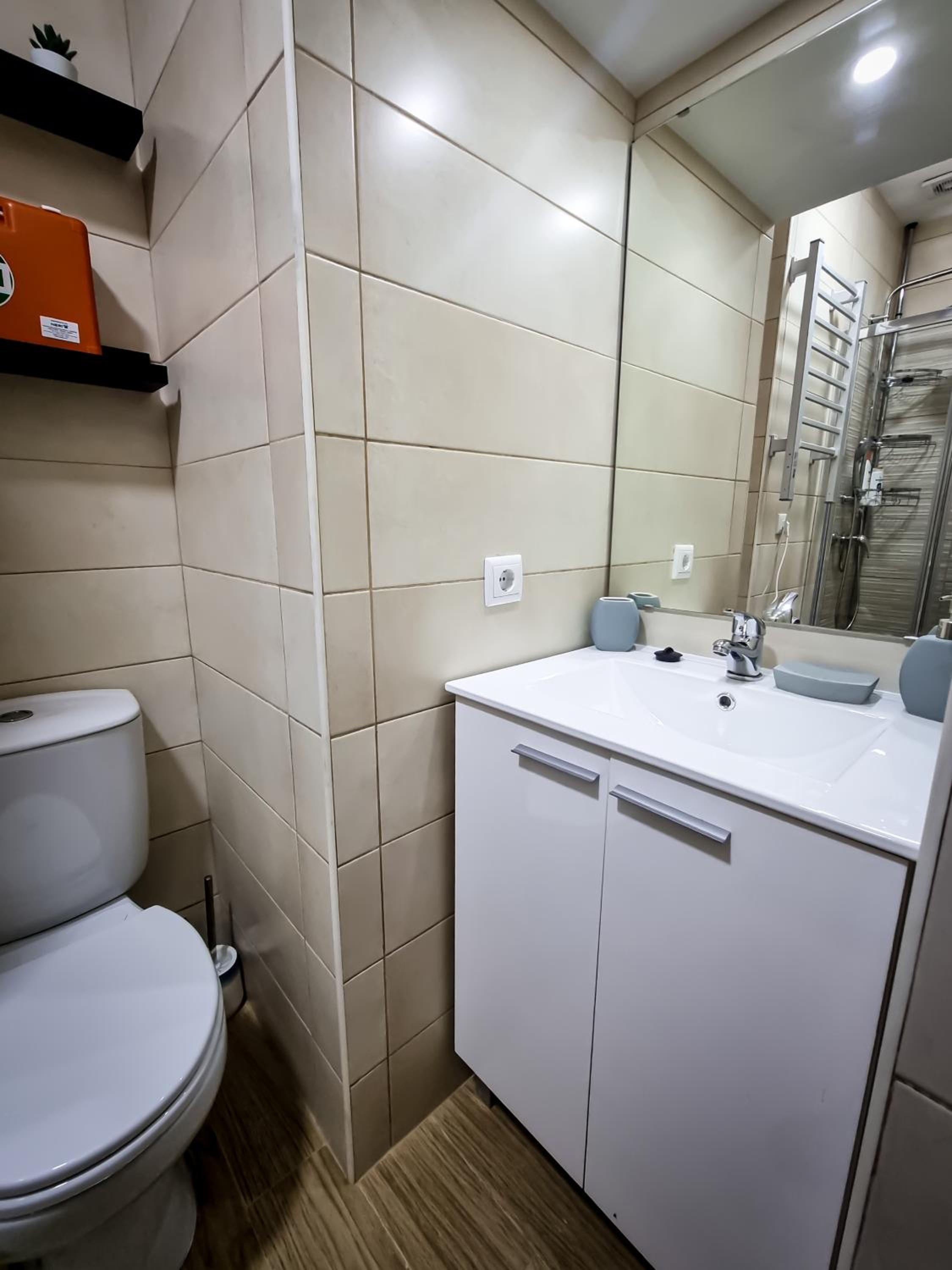 One-Bedroom House - Photo 18
