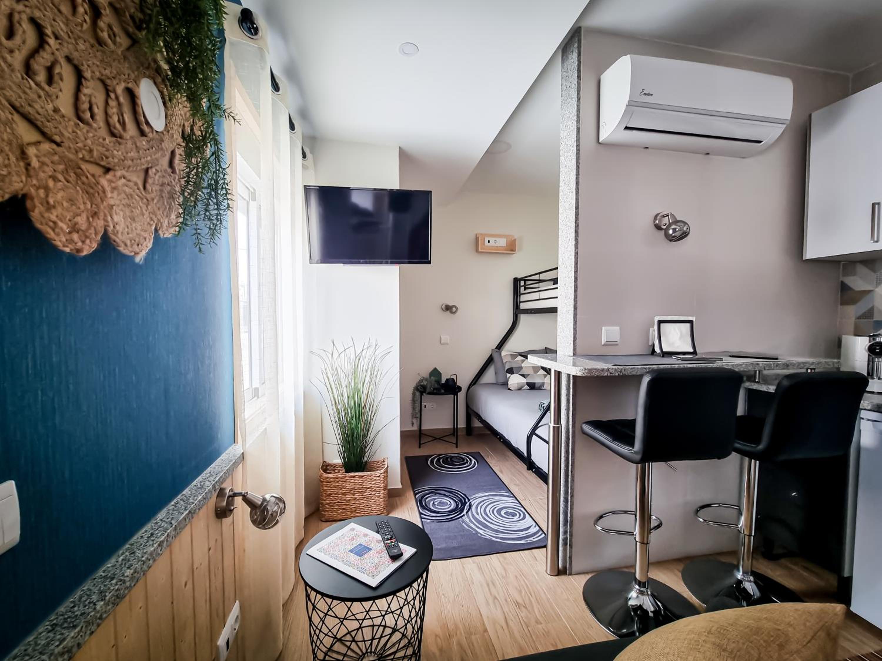 One-Bedroom House - Photo 2