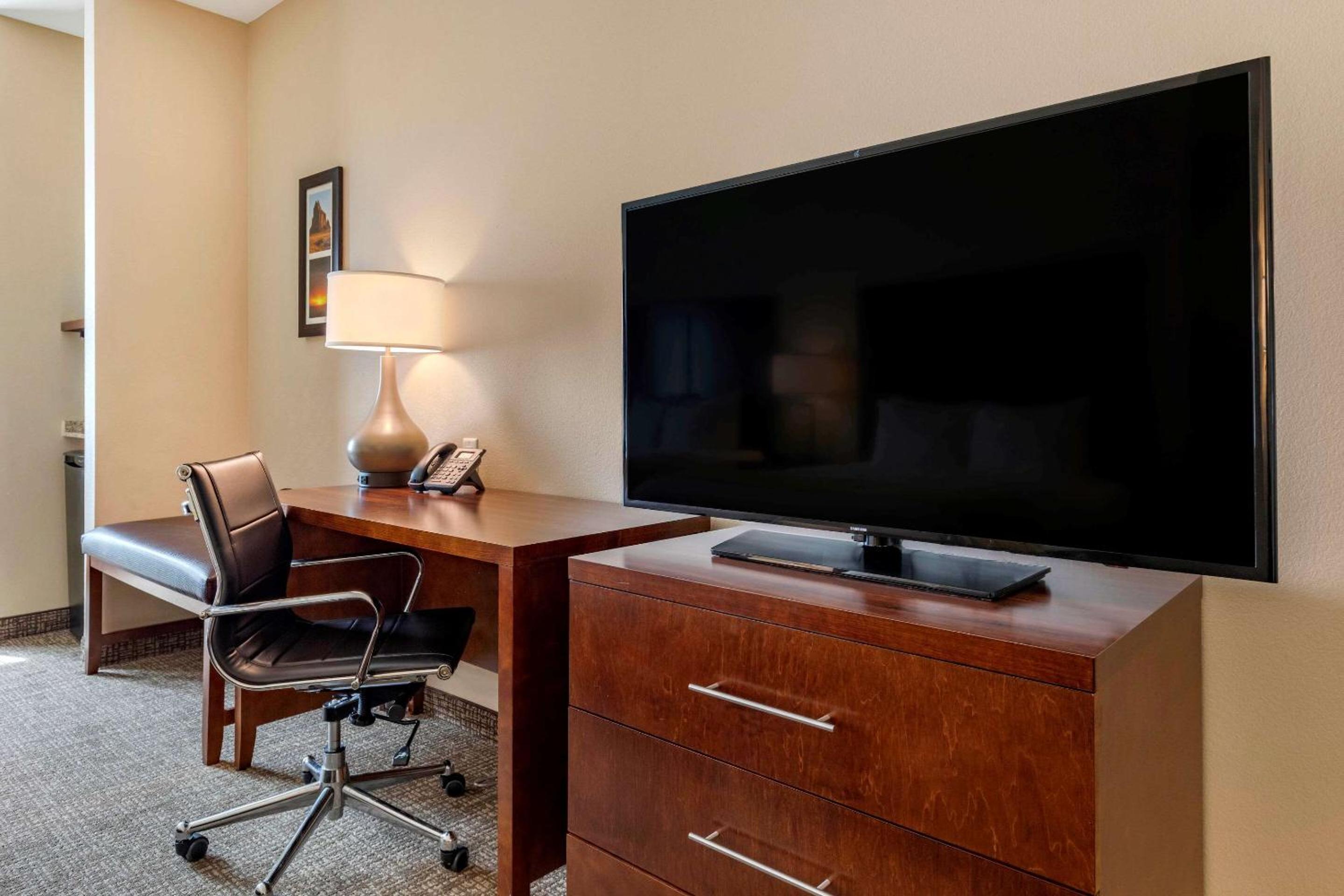 King Suite - Accessible/Non-Smoking photo 3