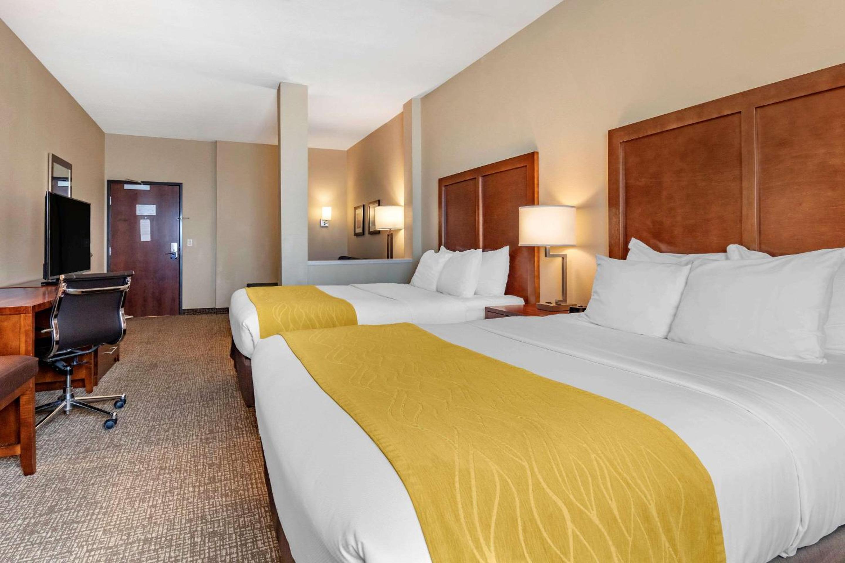 Queen Room with Two Queen Beds - Accessible/Non-Smoking  photo 3