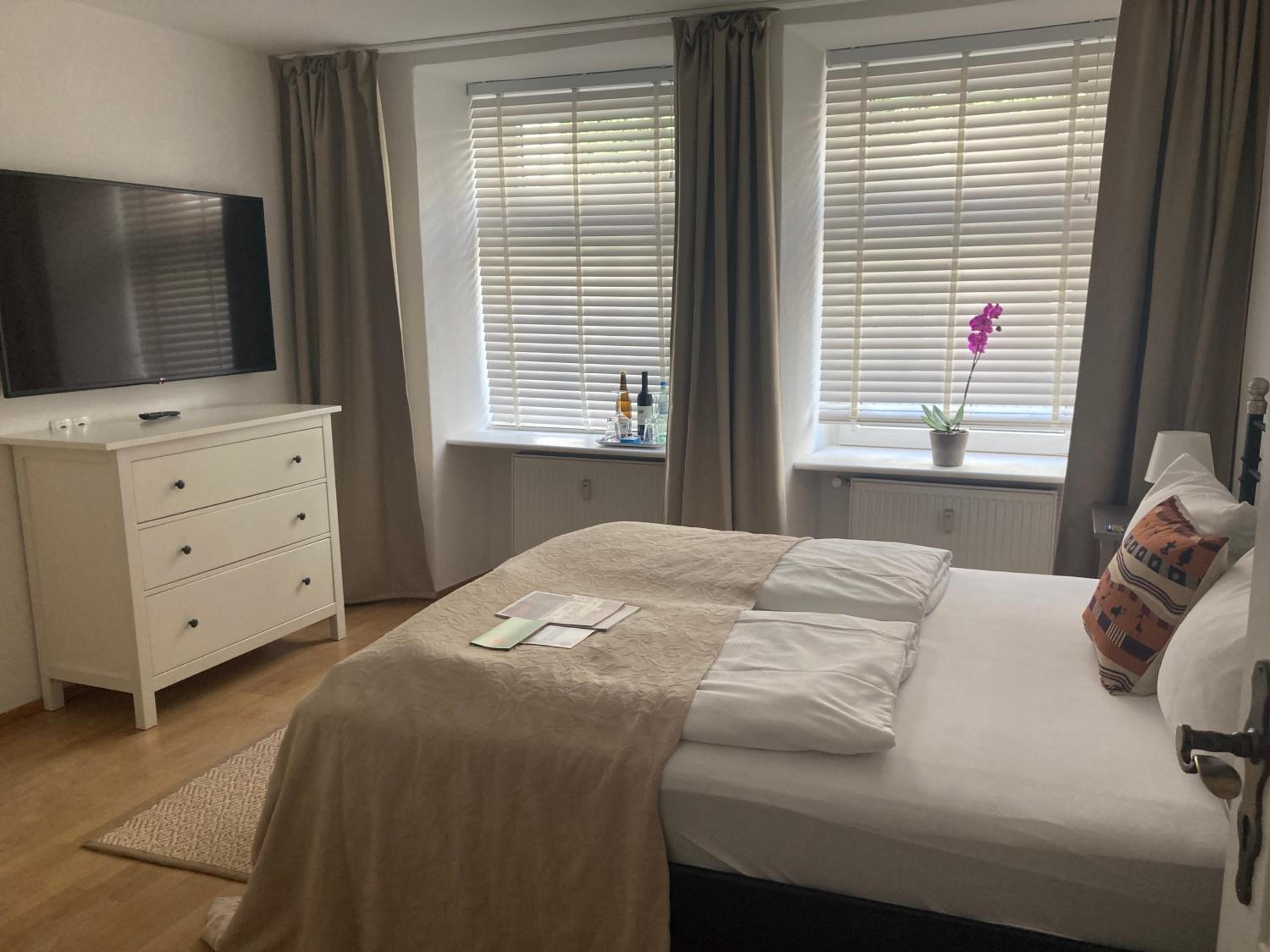 Budget Double Room - Photo 2