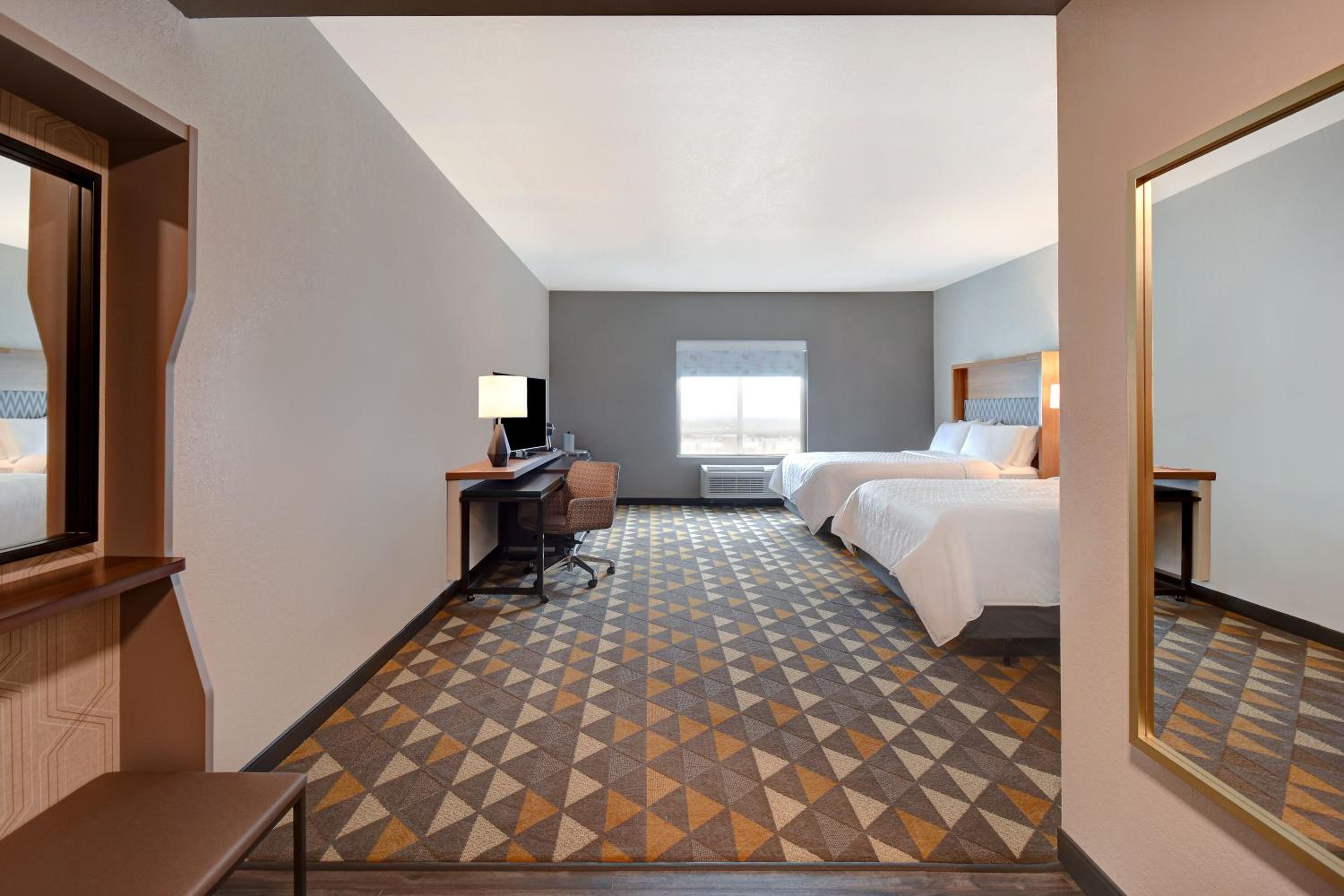 Premium Queen Room with Two Queen Beds - Photo 5