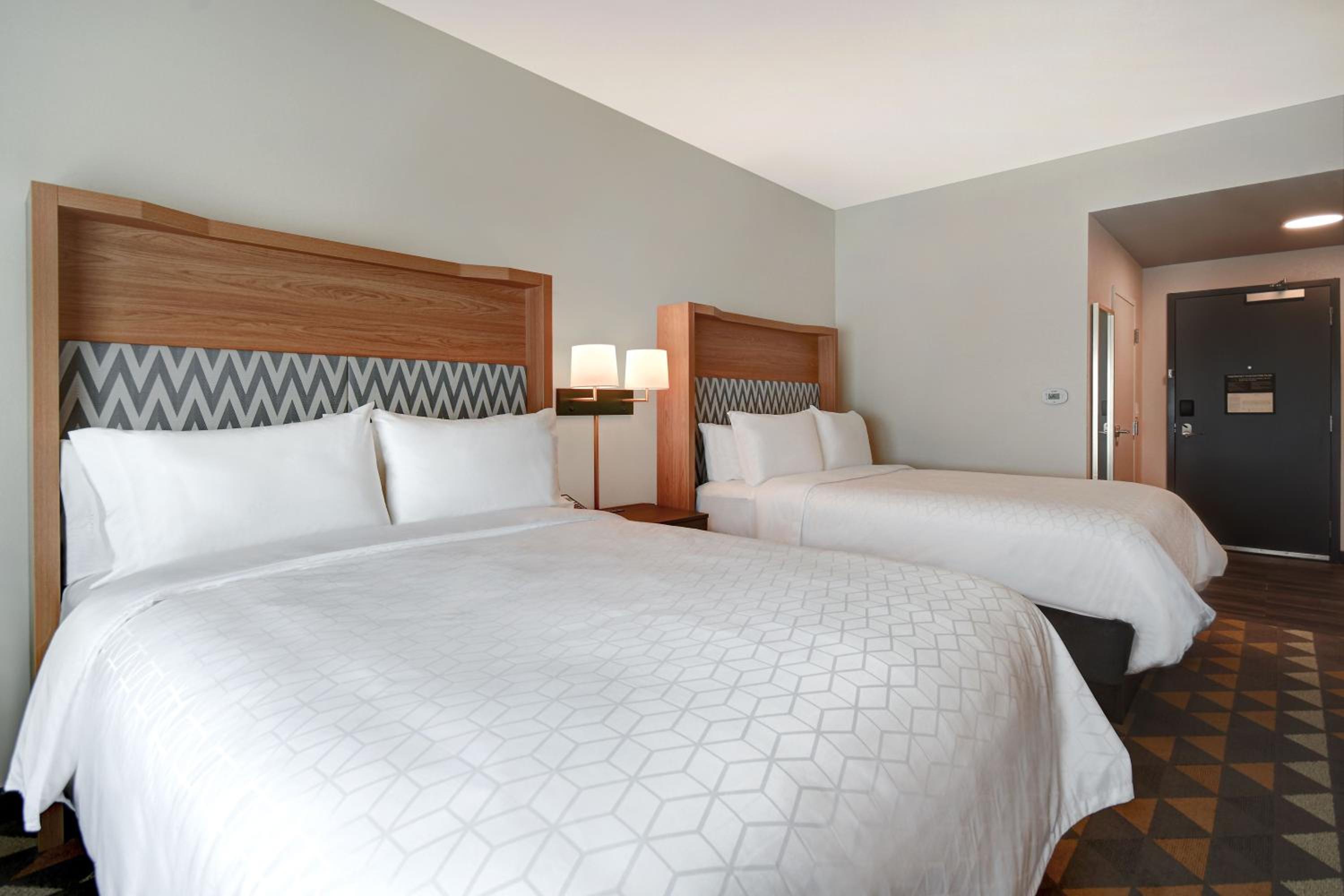 Premium Queen Room with Two Queen Beds - Photo 21