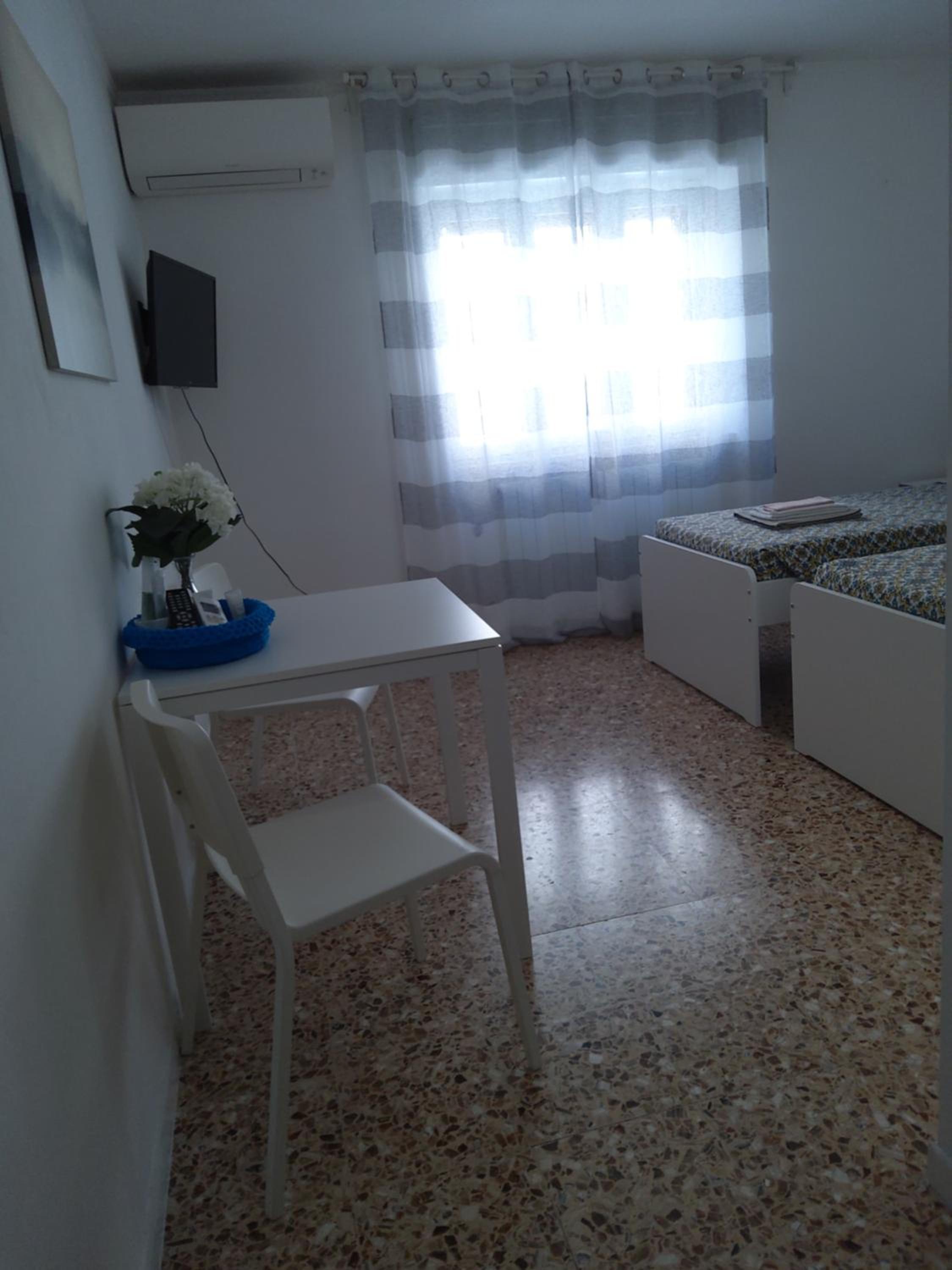 Twin Room - Photo 2