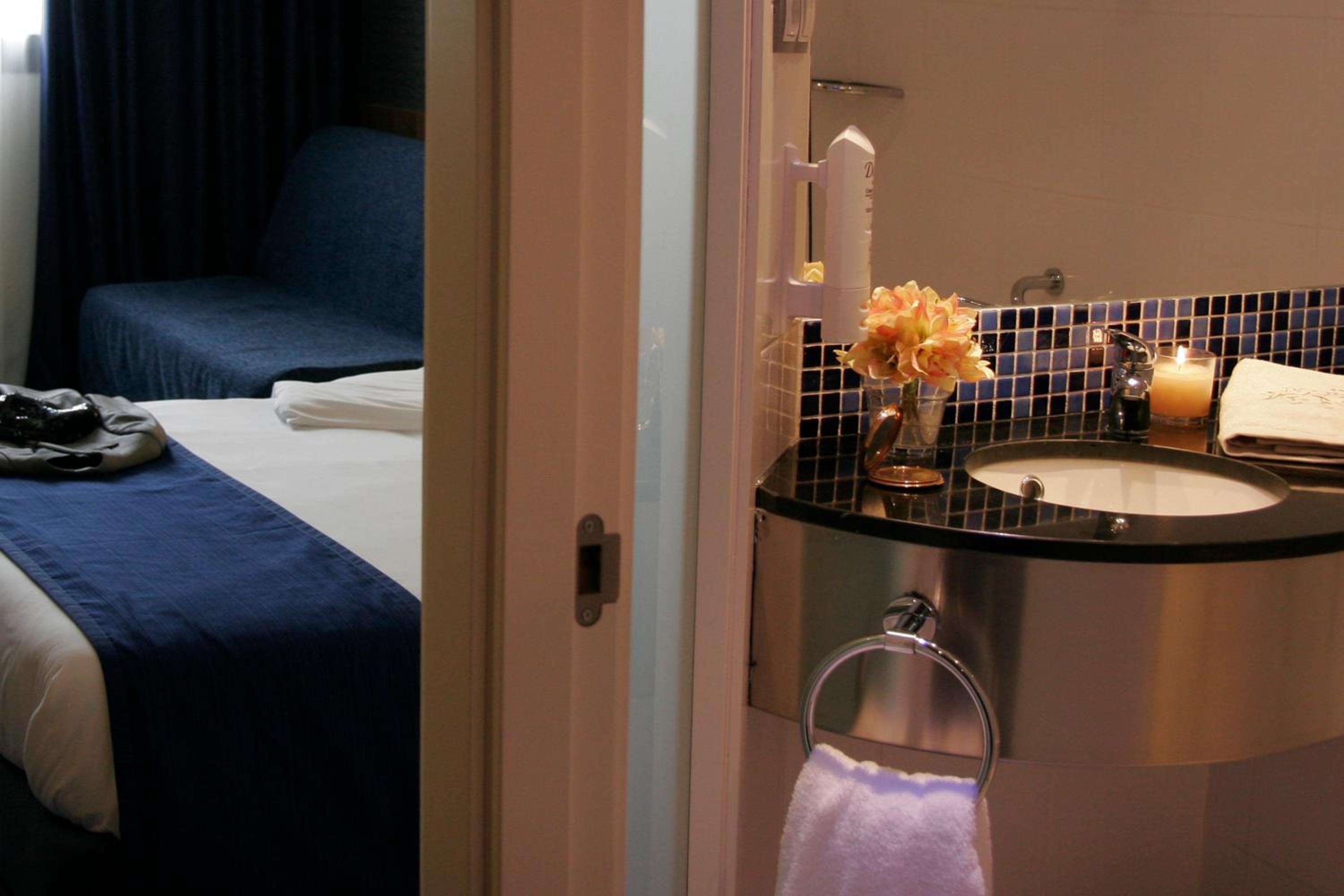 Standard Queen Room with Sofa Bed - Photo 8