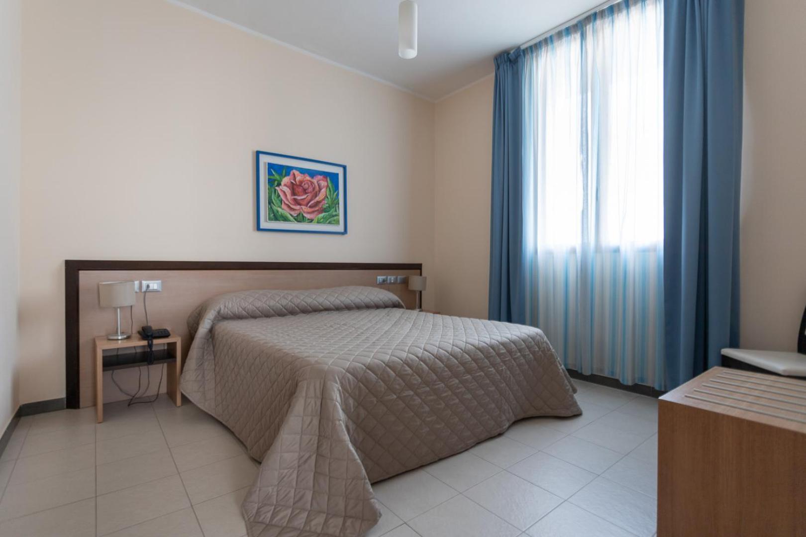Double Room with Window - Photo 4