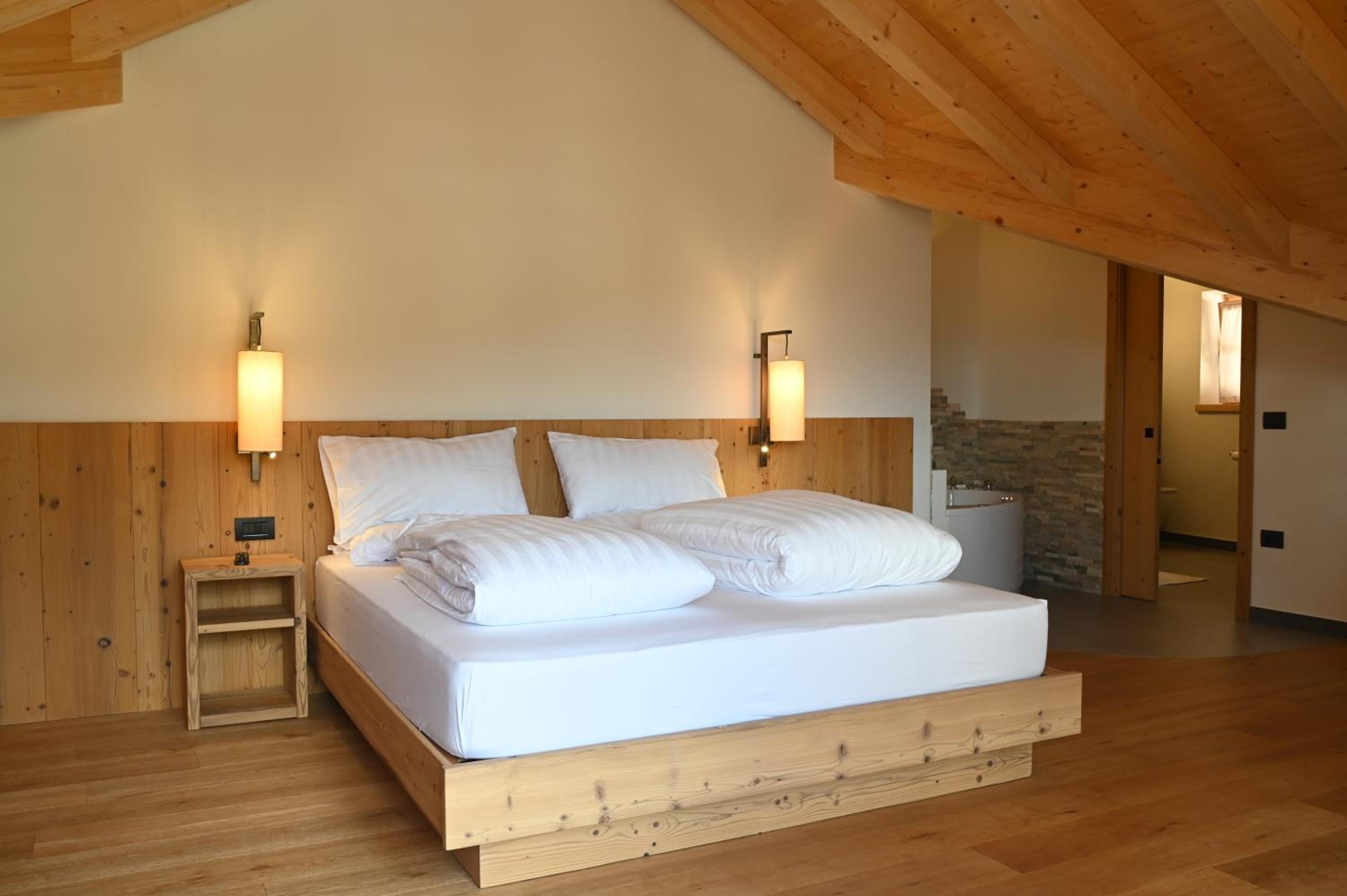 Deluxe Suite with Spa Bath photo 3