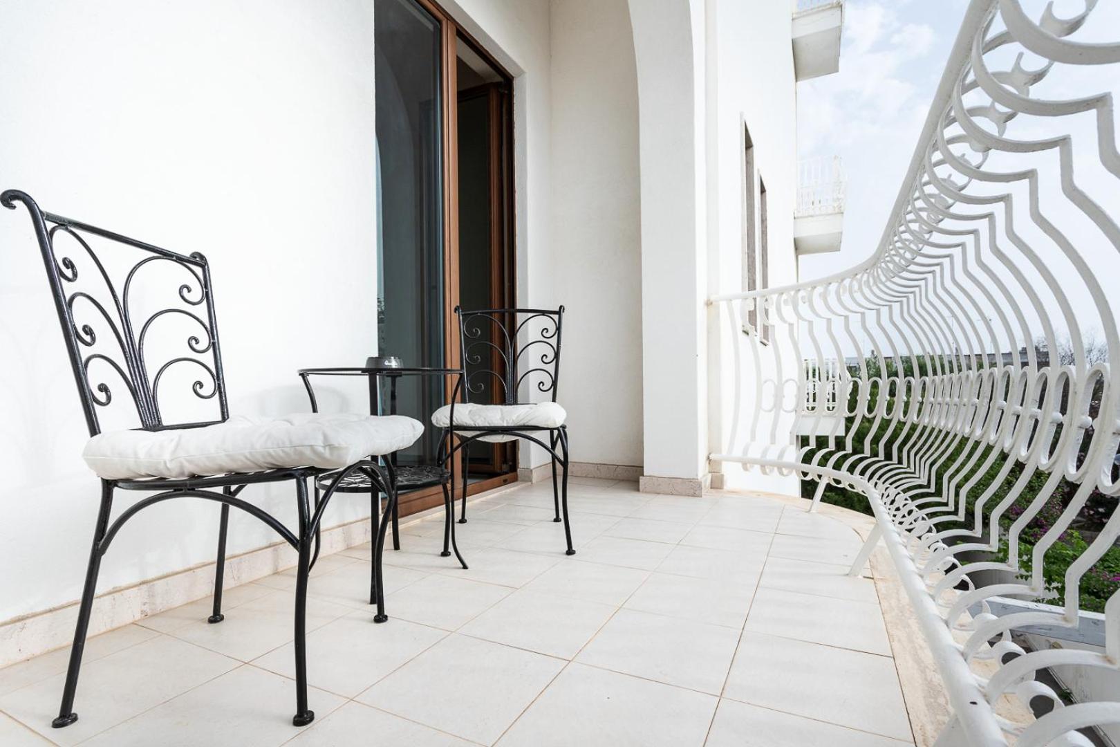 Double Room with Balcony - Photo 10
