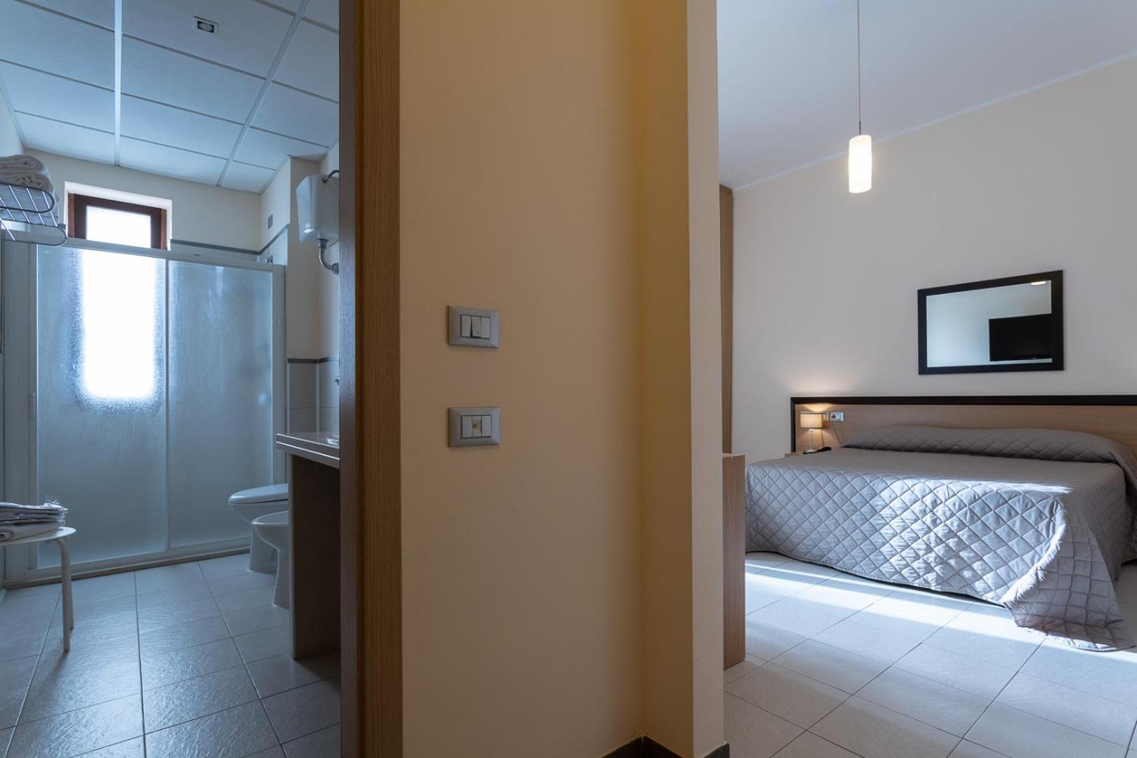 Double Room with Balcony - Photo 8