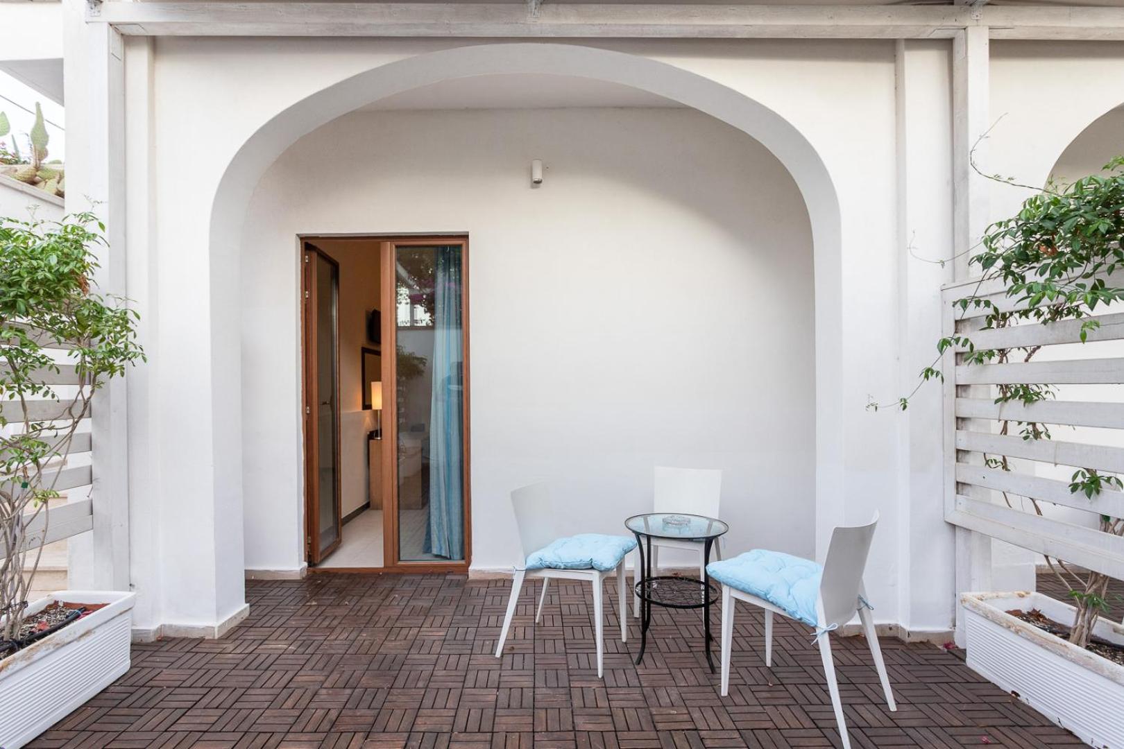 Double Room with Patio - Photo 6