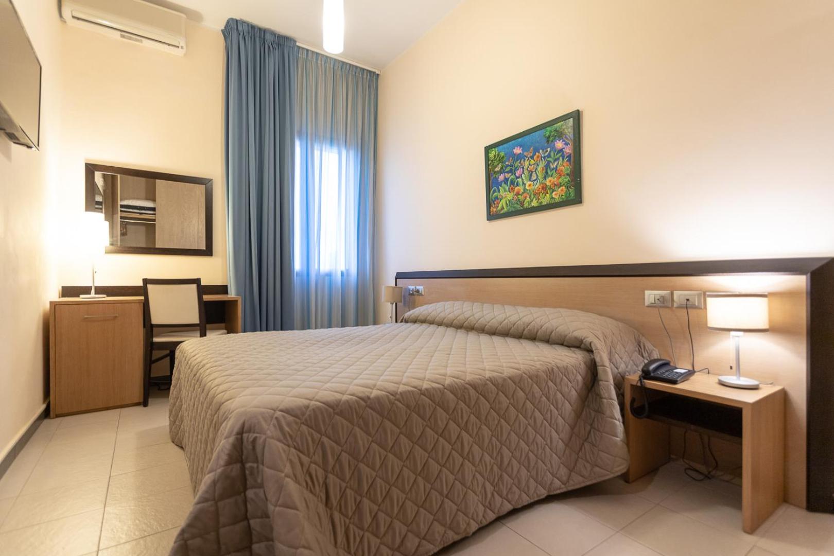 Double Room with Window - Photo 7