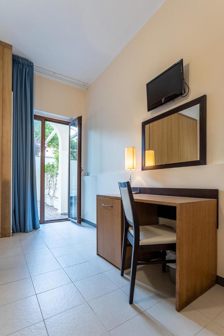 Double Room with Balcony - Photo 11