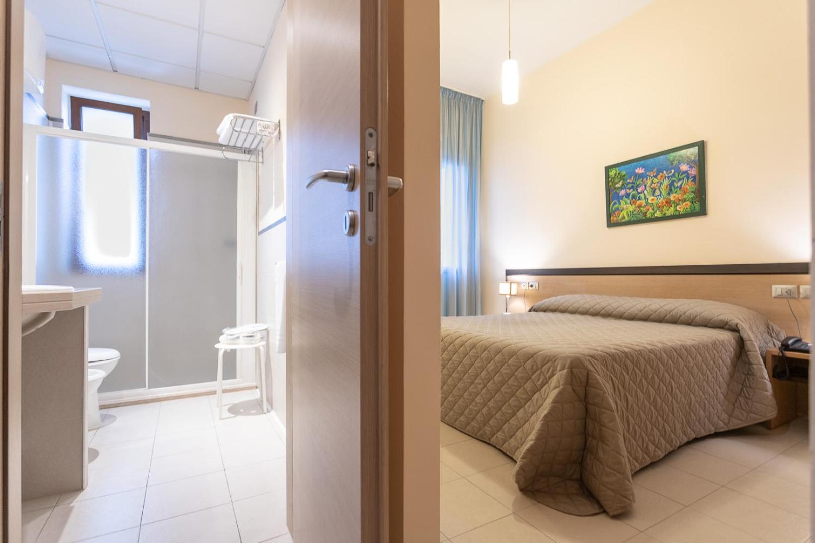 Double Room with Balcony - Photo 12
