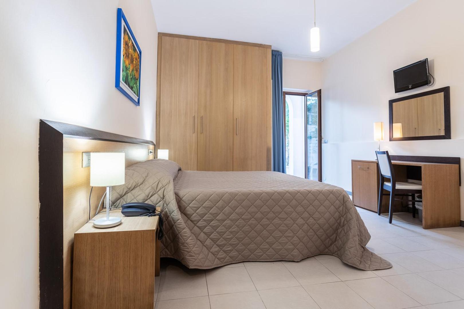 Double Room with Balcony - Photo 13