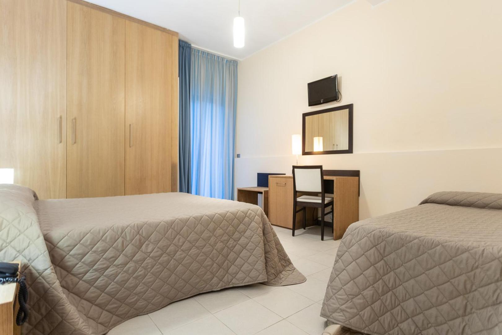 Triple Room with Balcony - Photo 2