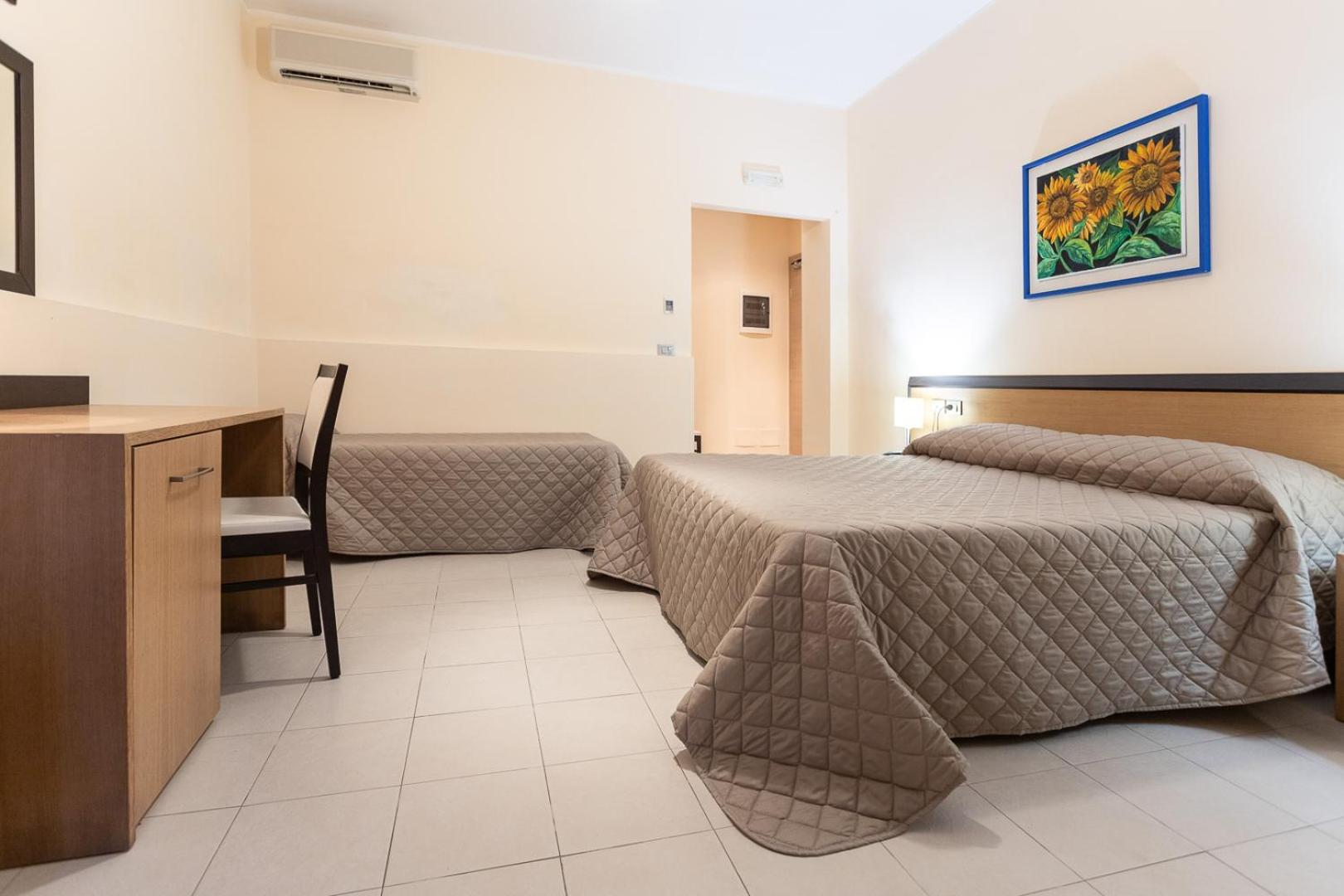 Triple Room with Balcony - Photo 8