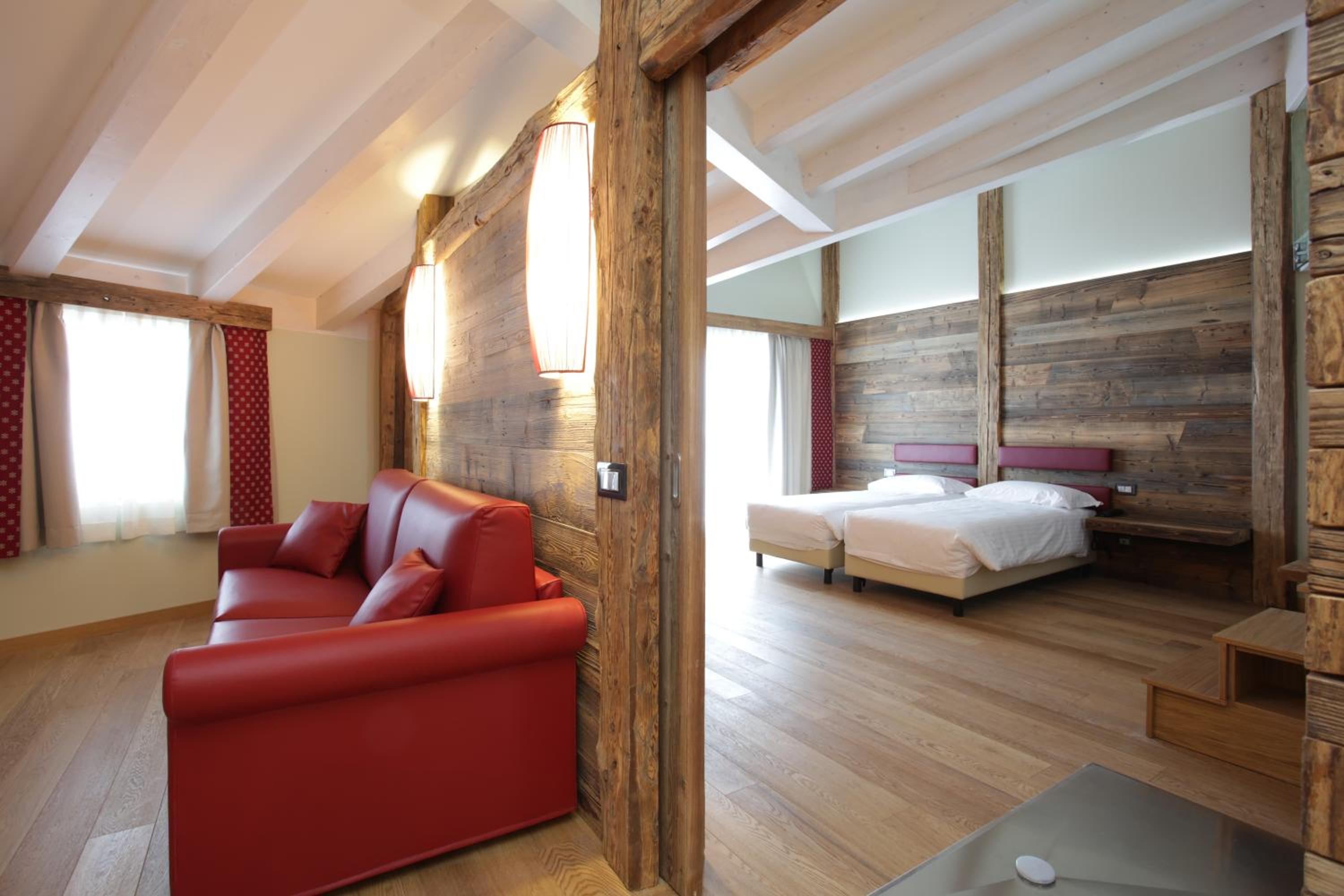 Deluxe Suite with Spa Bath - Photo 6