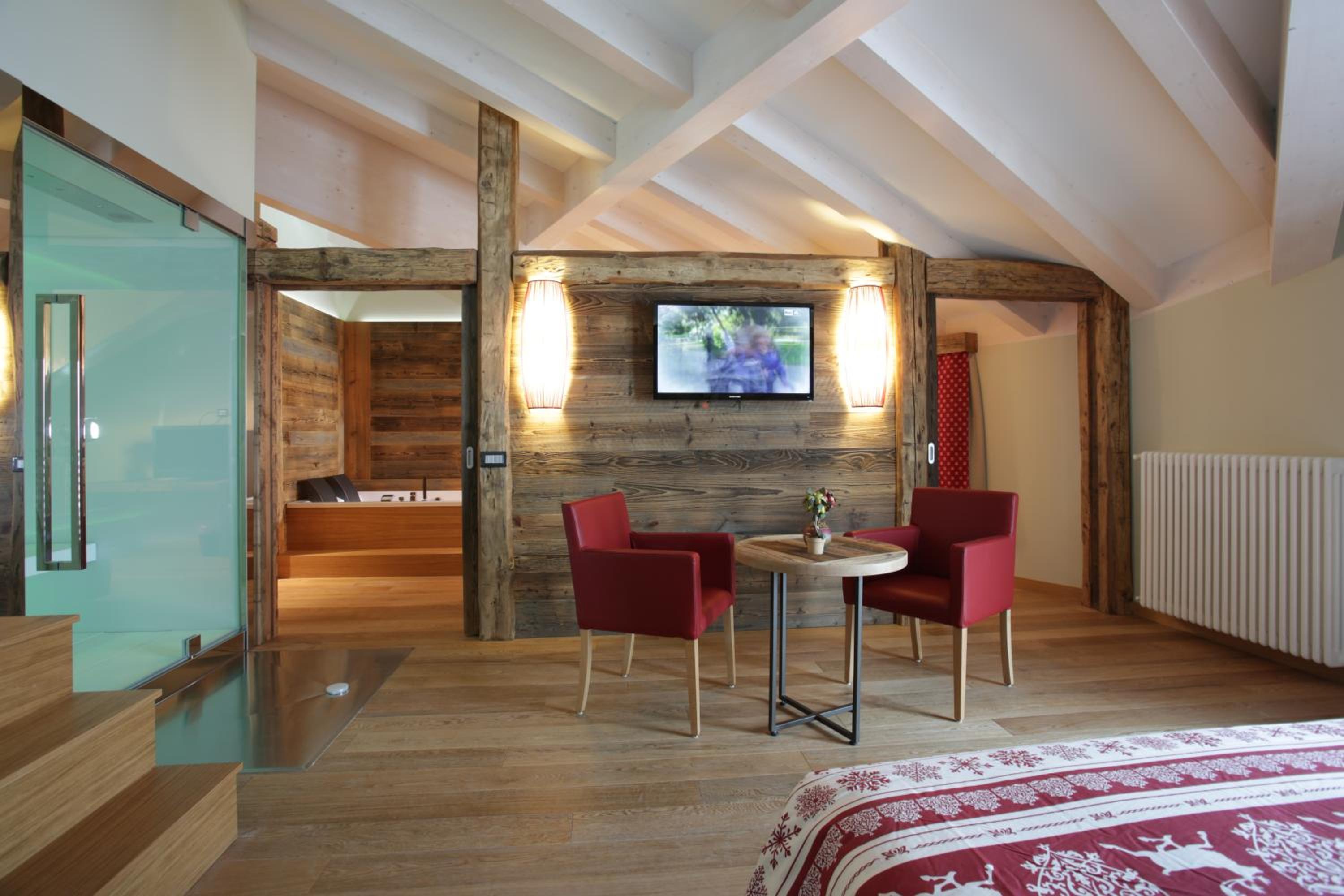 Deluxe Suite with Spa Bath - Photo 10