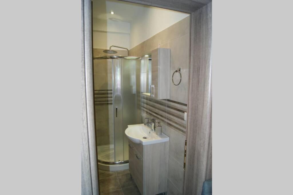 One-Bedroom Apartment - Photo 3