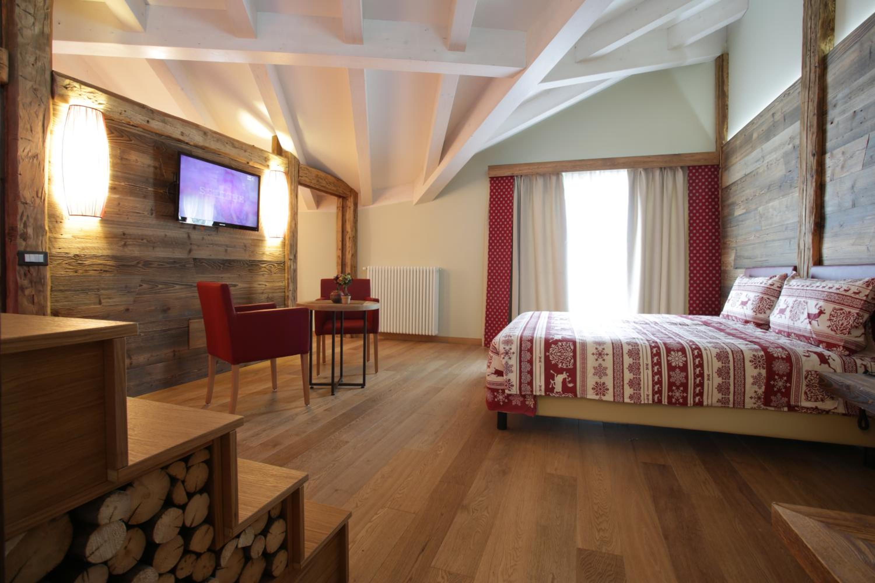 Deluxe Suite with Spa Bath - Photo 3