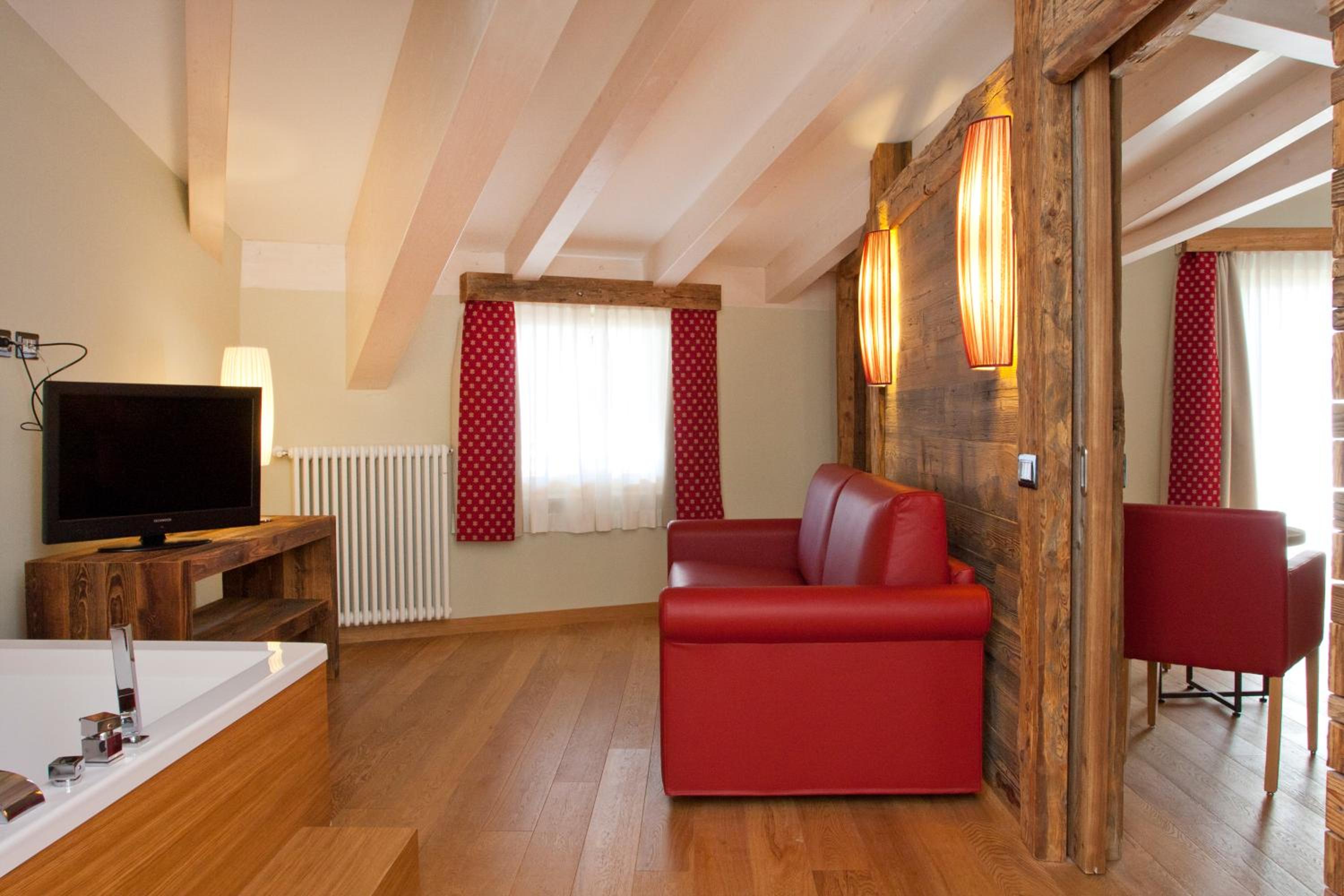 Deluxe Suite with Spa Bath - Photo 7