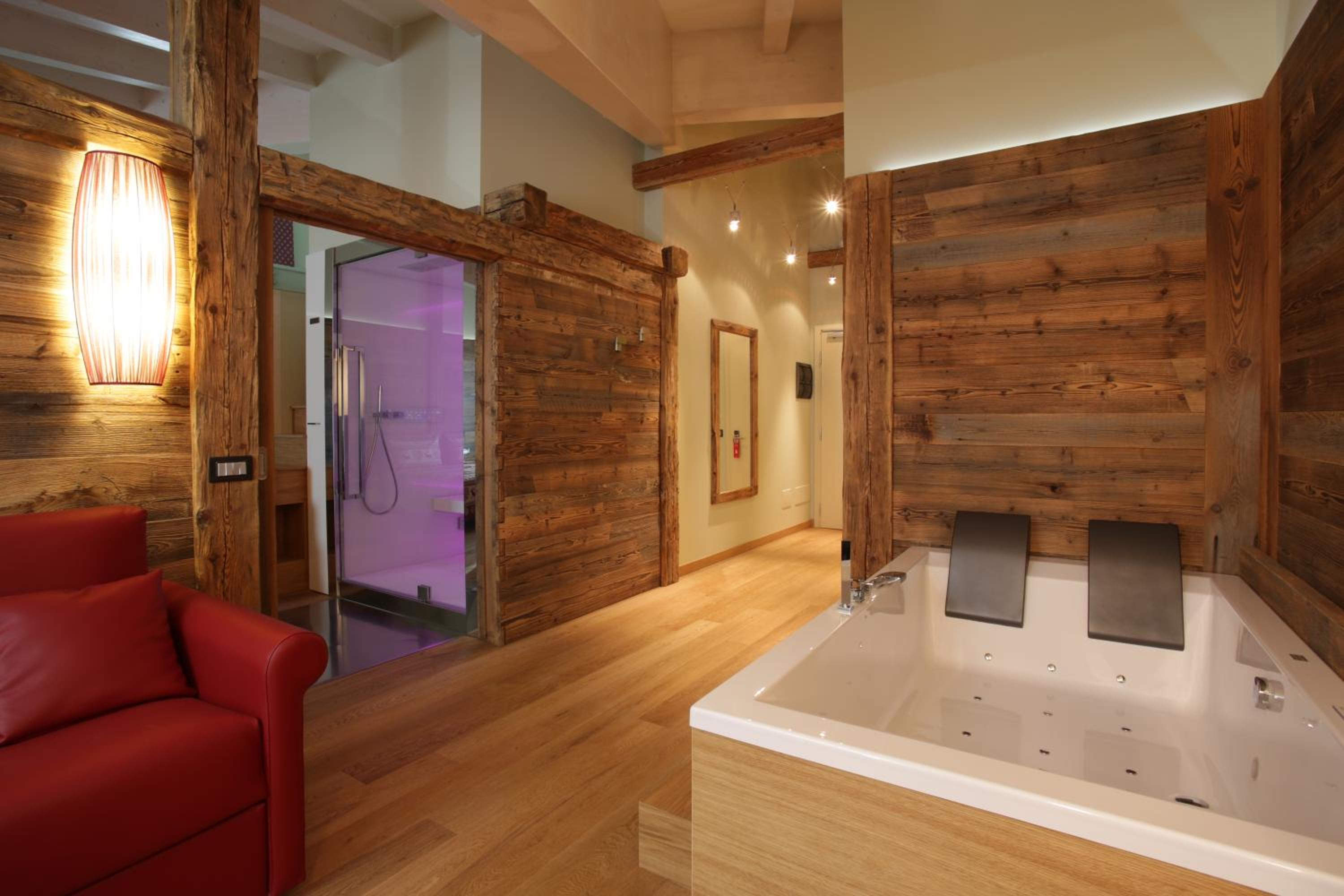 Deluxe Suite with Spa Bath - Photo 8