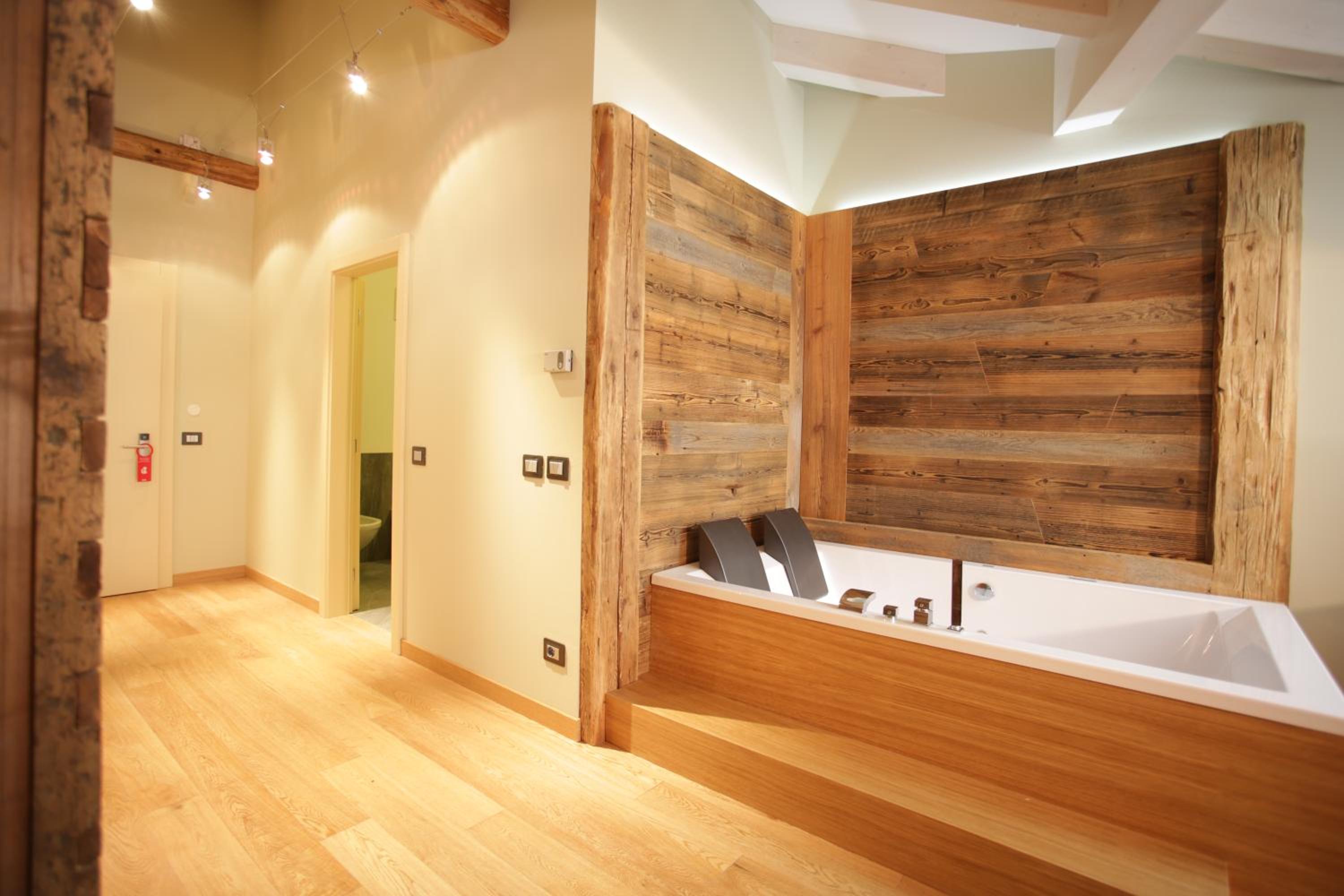 Deluxe Suite with Spa Bath - Photo 9