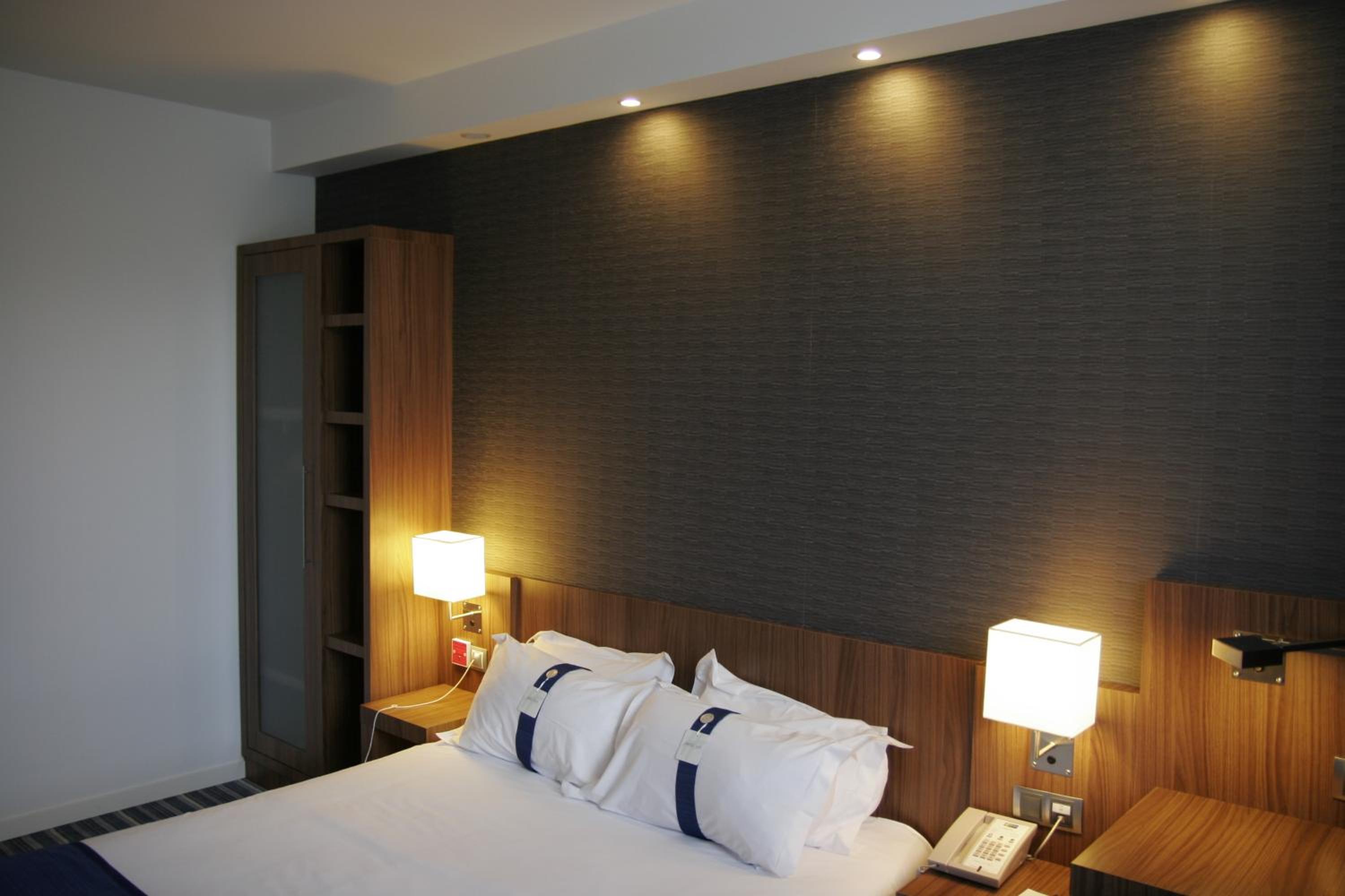Standard Room with Free Breakfast - Photo 17