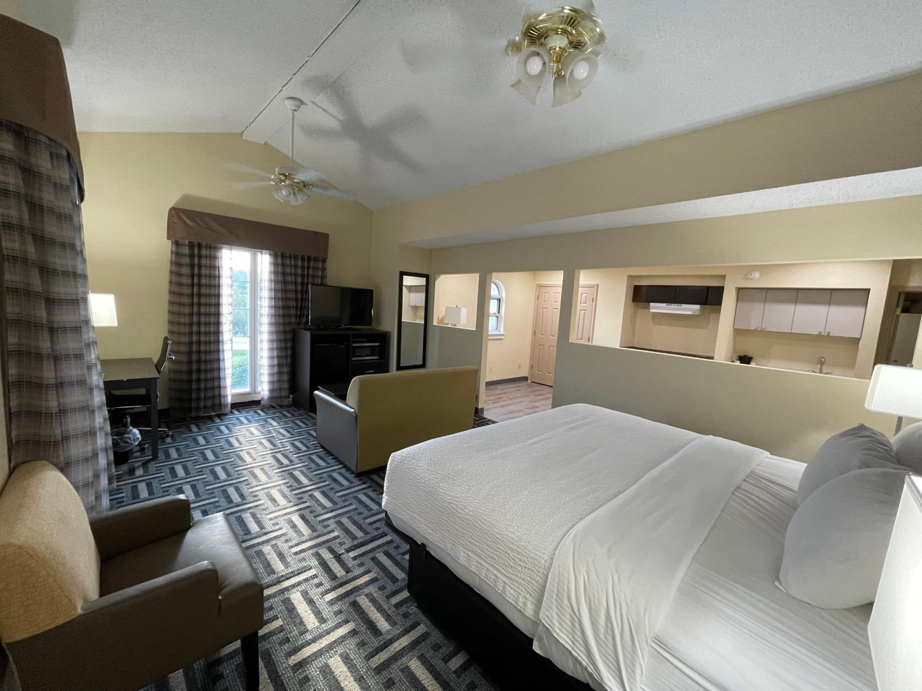 1 King Bed, Efficiency Suite, Non-Smoking - Photo 2