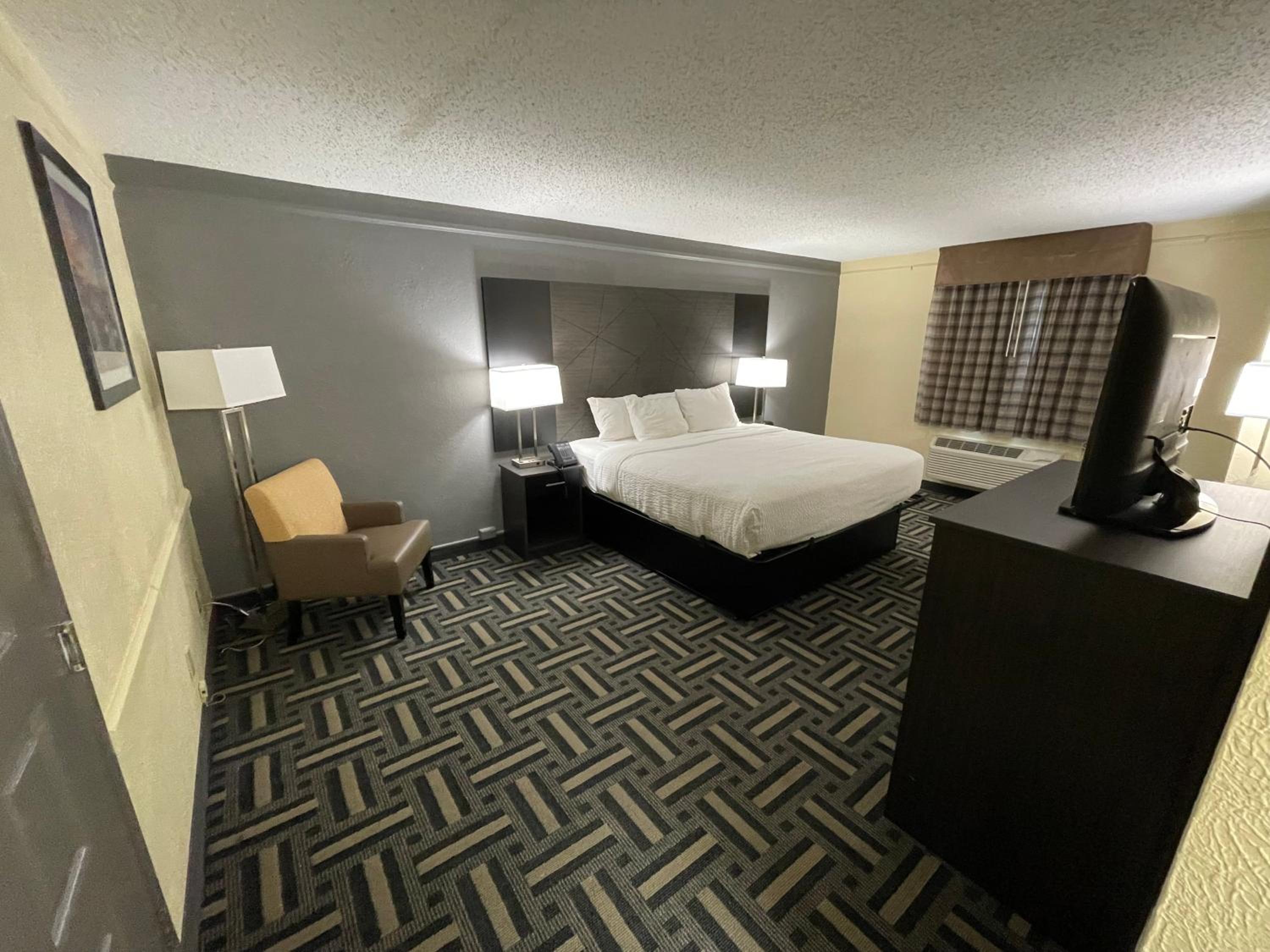 King Room - Non-Smoking - Photo 2