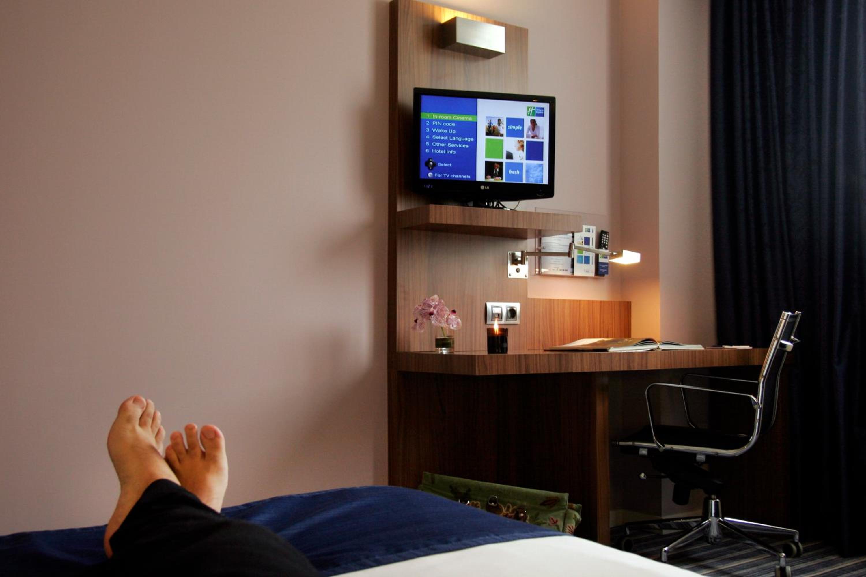 Standard Room with Free Breakfast - Photo 16