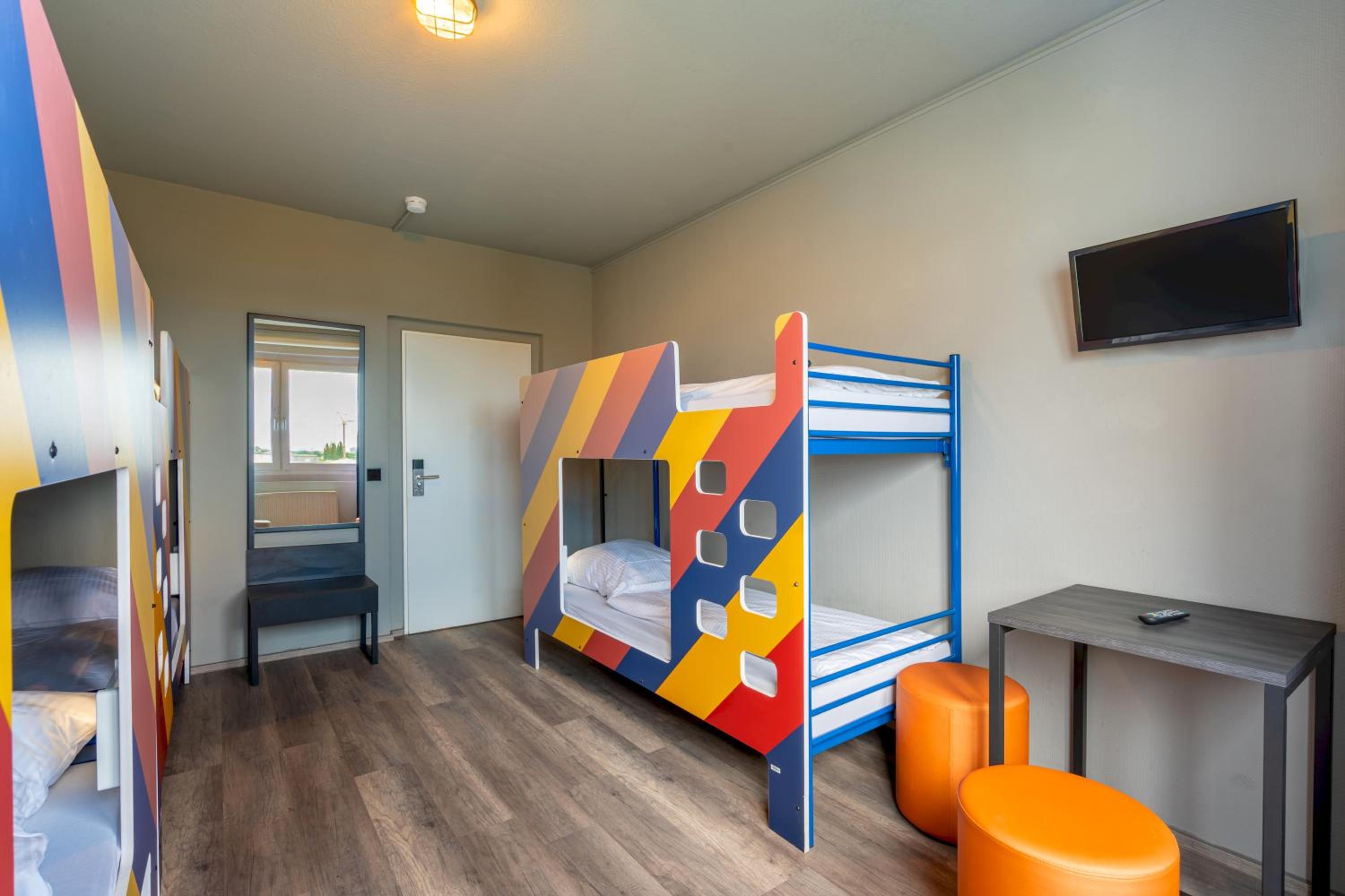 Bed in 6-Bed Dormitory Room photo 2